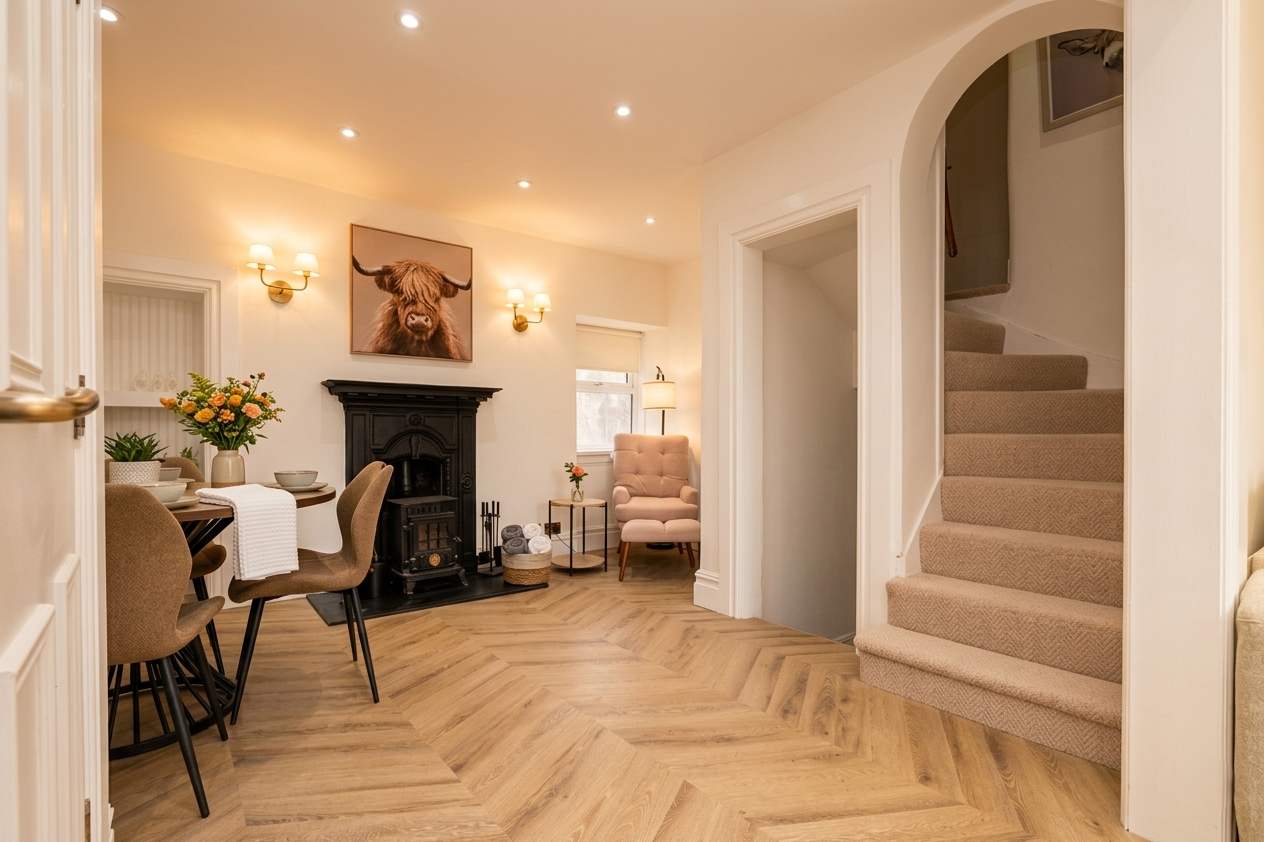 Luxe 2BR Cottage Near Edinburgh with Hot Tub - Sleeps 6 - Free Parking - Wi-Fi in Craigesk EH22 4TP - Property image 16 - VivreStays