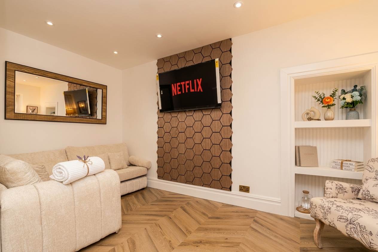 Luxe 2BR Cottage Near Edinburgh with Hot Tub - Sleeps 6 - Free Parking - Wi-Fi in Craigesk EH22 4TP - Property image 8 - VivreStays
