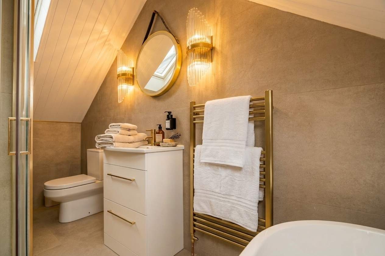 Luxe 2BR Cottage Near Edinburgh with Hot Tub - Sleeps 6 - Free Parking - Wi-Fi in Craigesk EH22 4TP - Property image 26 - VivreStays