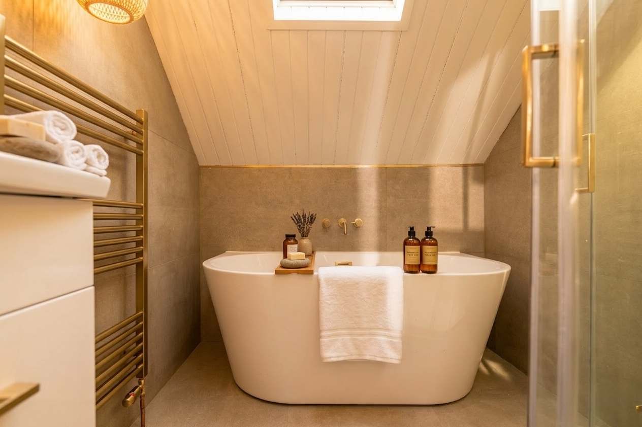 Luxe 2BR Cottage Near Edinburgh with Hot Tub - Sleeps 6 - Free Parking - Wi-Fi in Craigesk EH22 4TP - Property image 5 - VivreStays