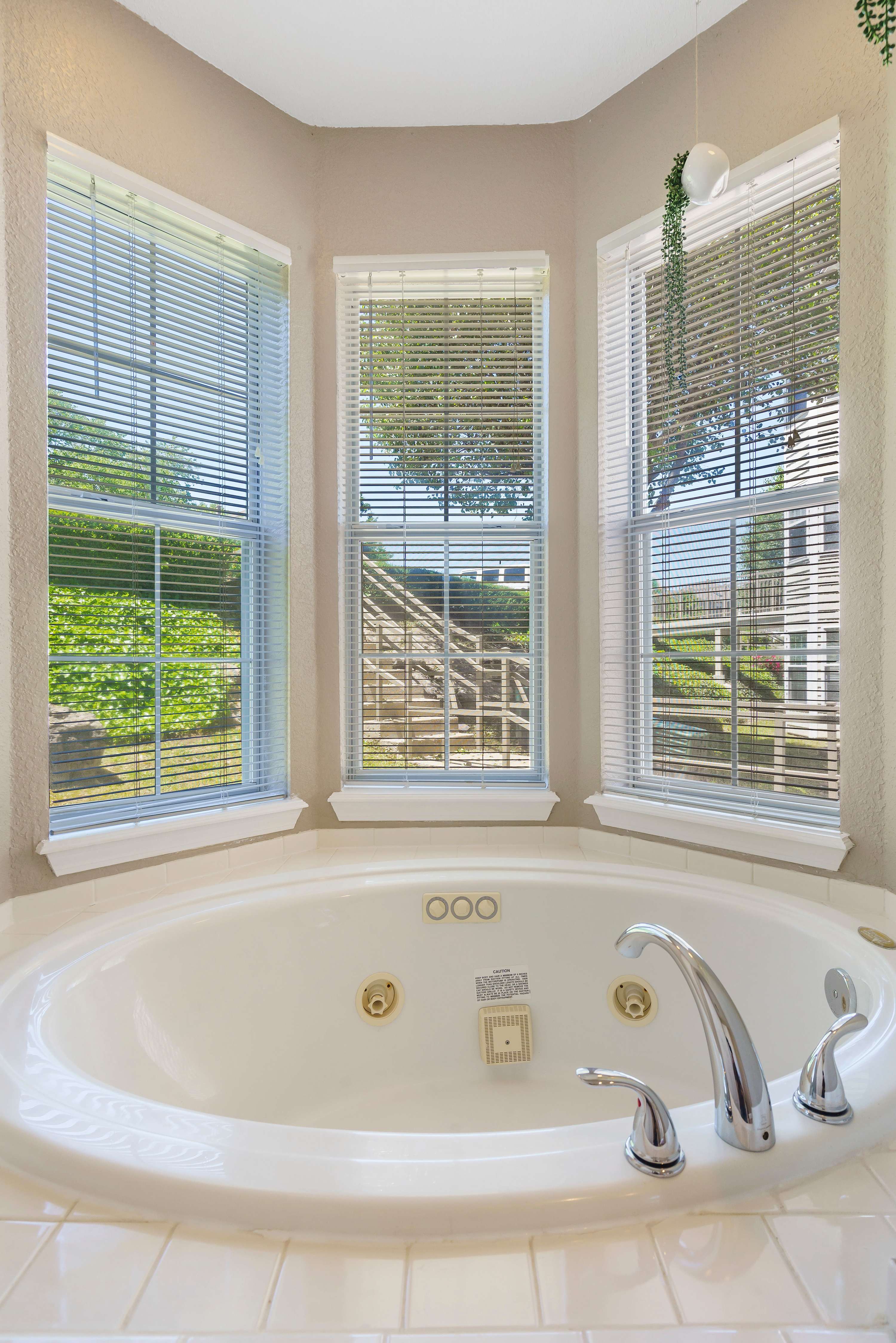 Jacuzzi tub in primary en-suite bathroom