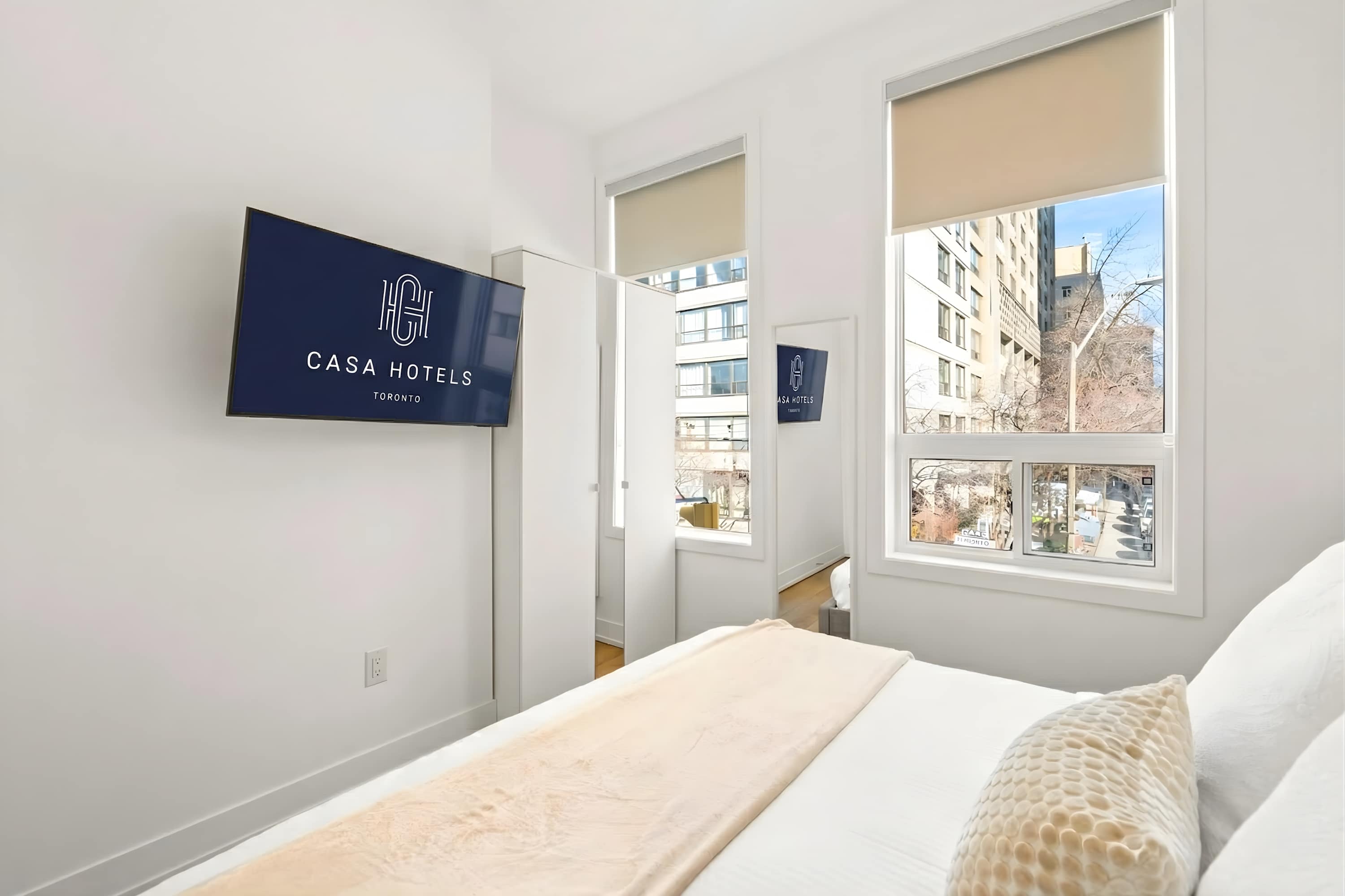 Queen bedroom with smart TV 2.