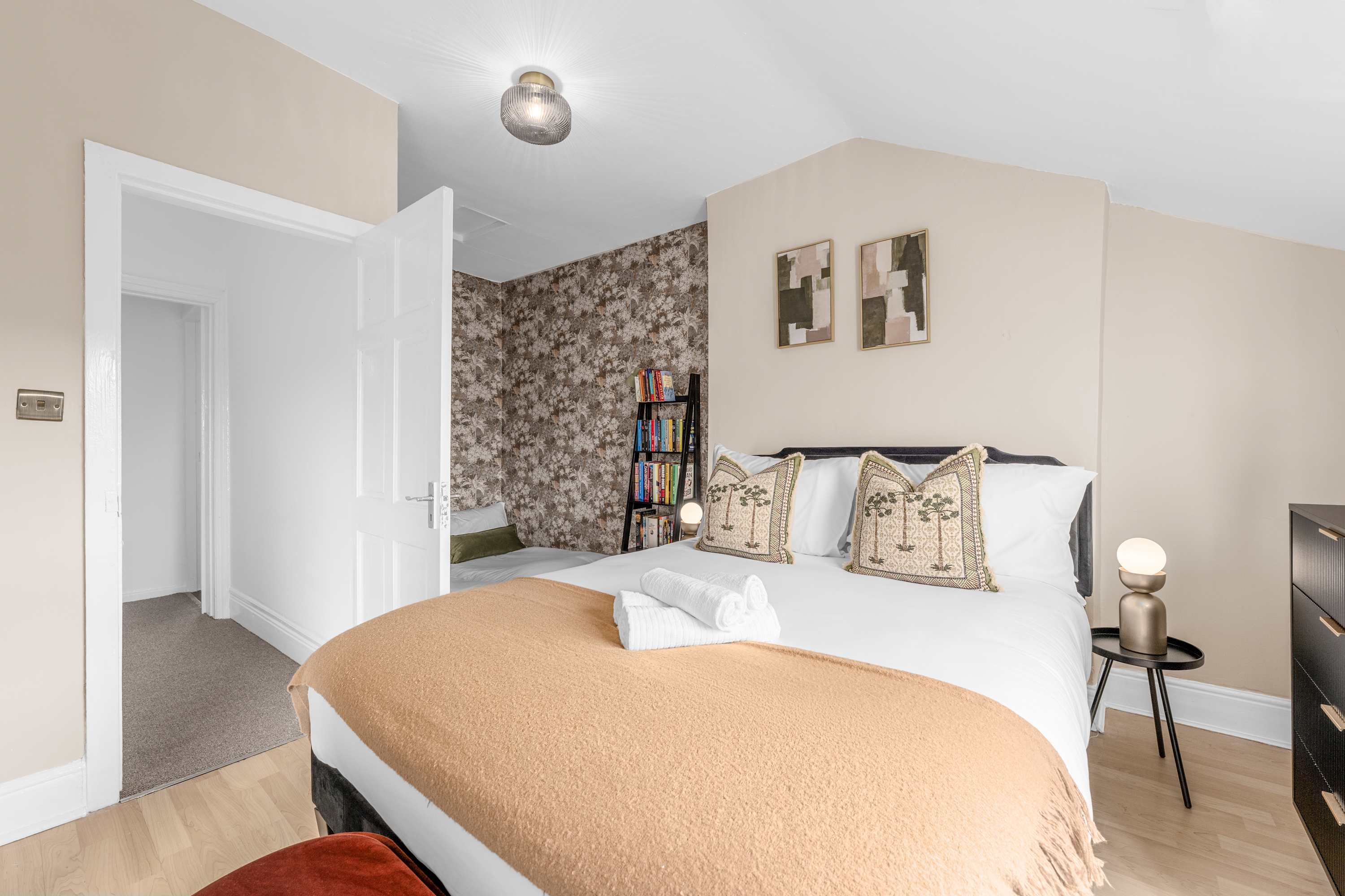 Spacious 5BR Didsbury | Garden, Parking & 58" TV" in Claremont Grove 18 M20 2GL - Property image 13 - VivreStays