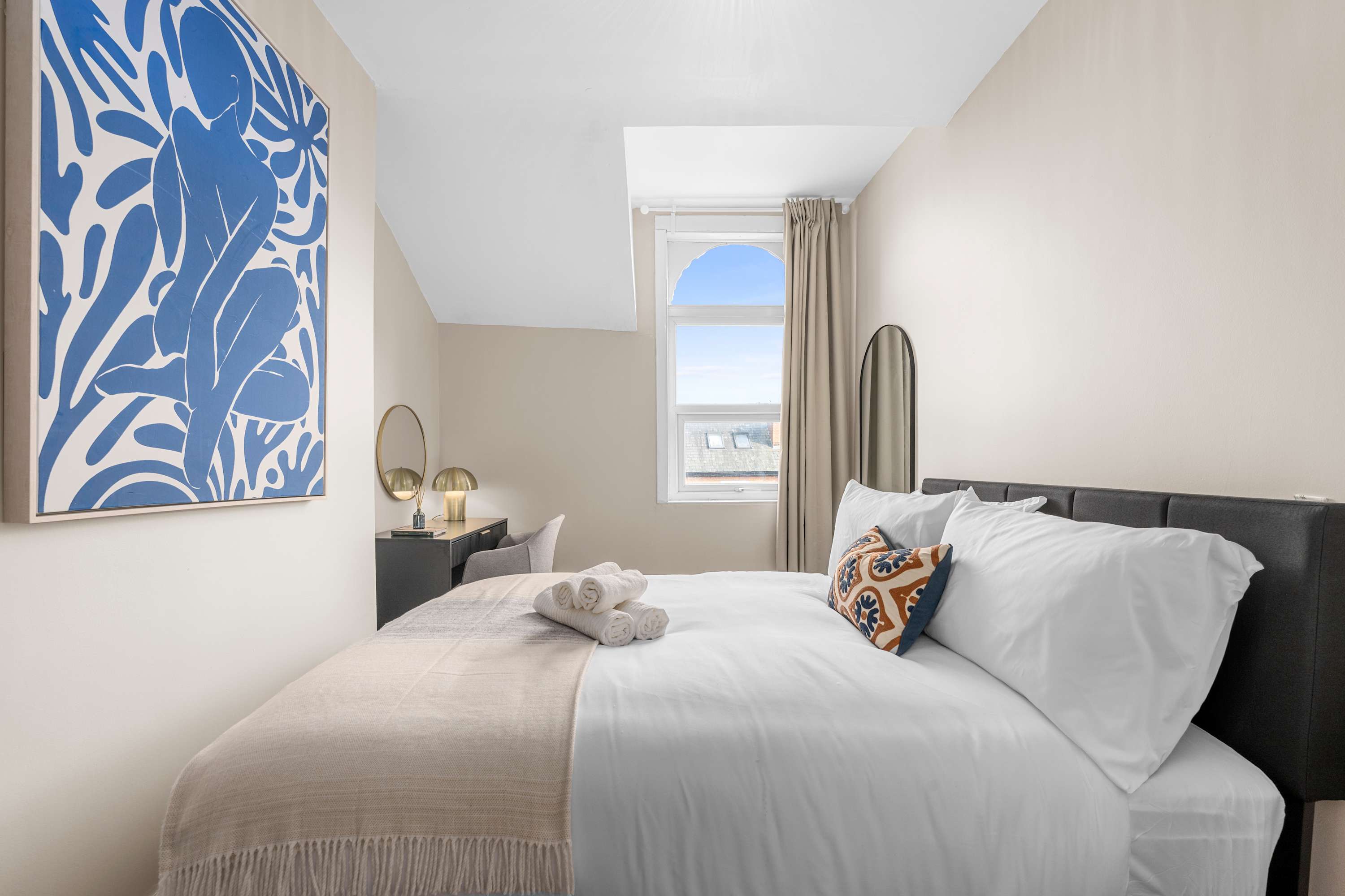 Spacious 5BR Didsbury | Garden, Parking & 58" TV" in Claremont Grove 18 M20 2GL - Property image 7 - VivreStays