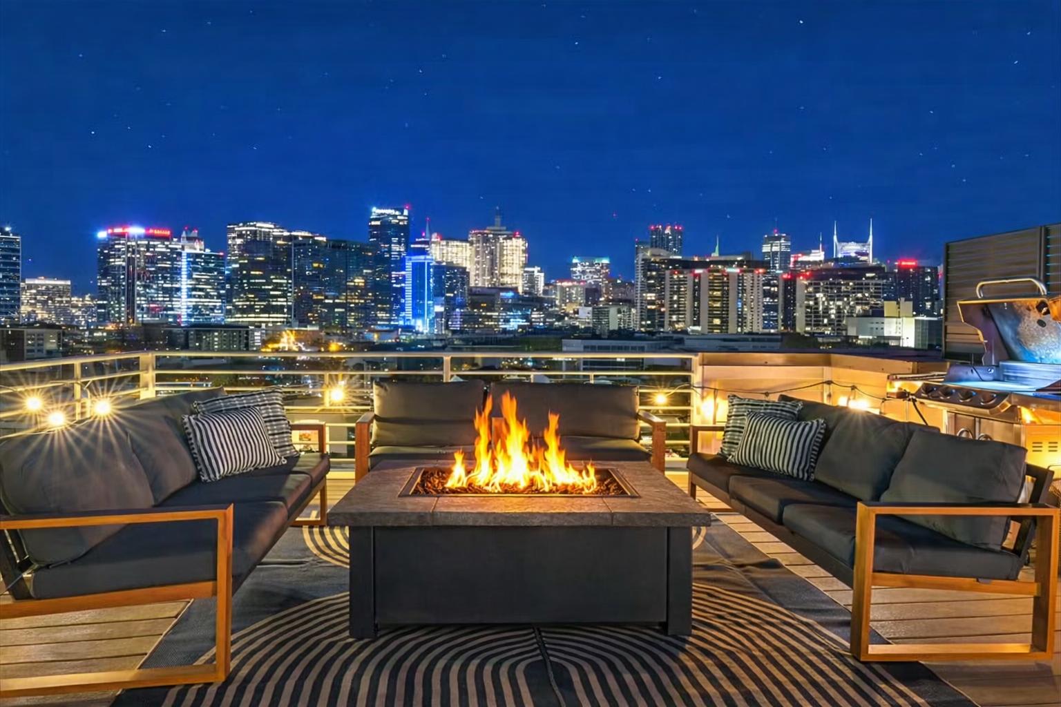 Gulch Party House • 13 Beds • Rooftop Skyline View — Nashville, TN — vacation rental