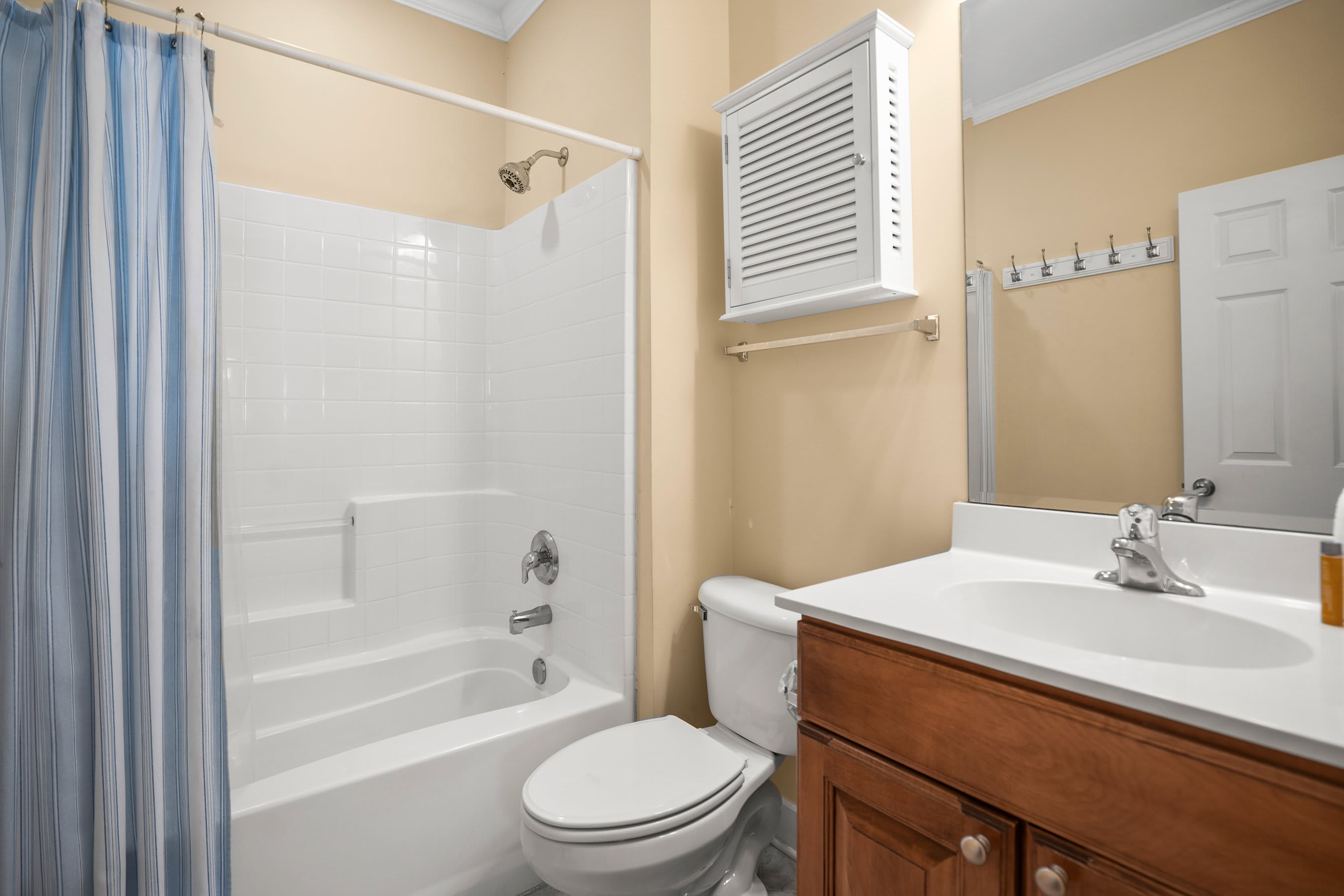 Full Shared Bathroom Upstairs