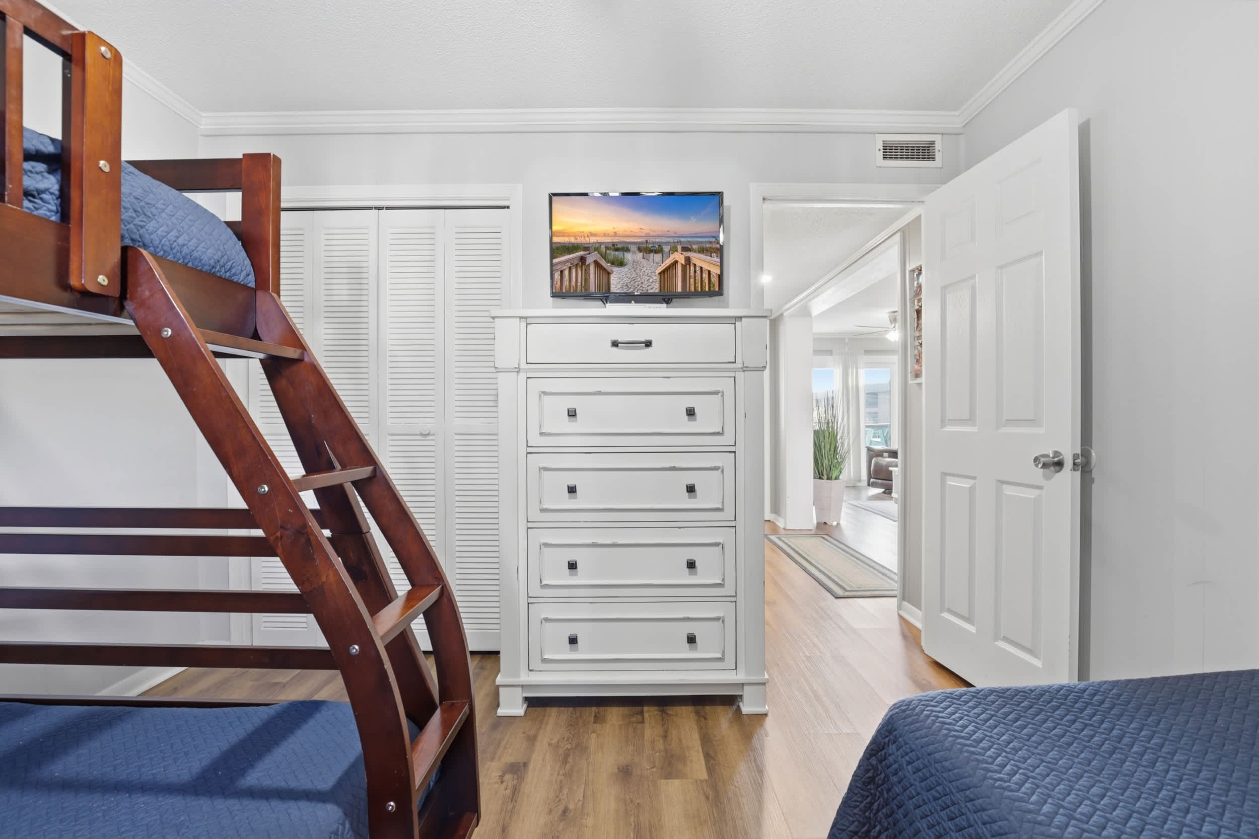 Sea Cabin Shores w Pool View and Ocean Peek