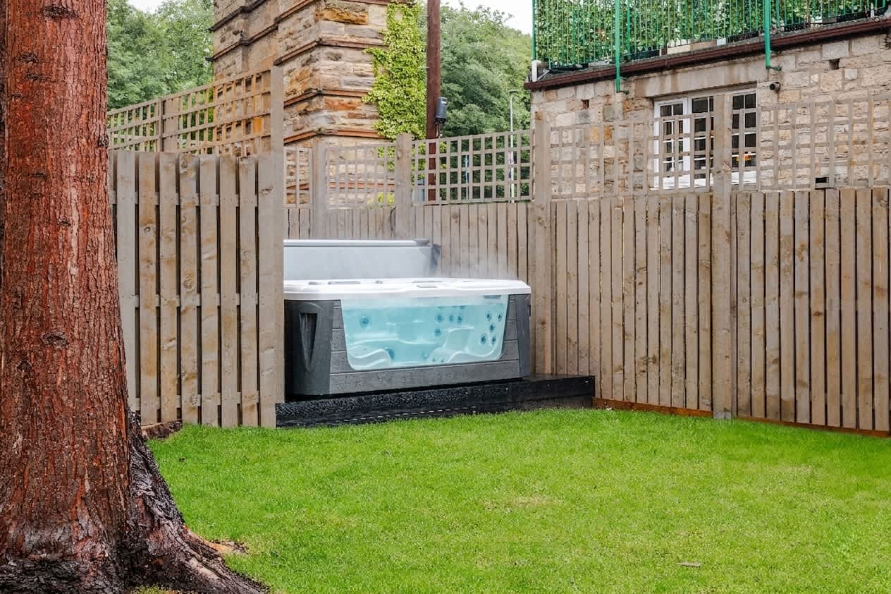 Luxe 2BR Cottage Near Edinburgh with Hot Tub - Sleeps 6 - Free Parking - Wi-Fi in Craigesk EH22 4TP - Property image 2 - VivreStays