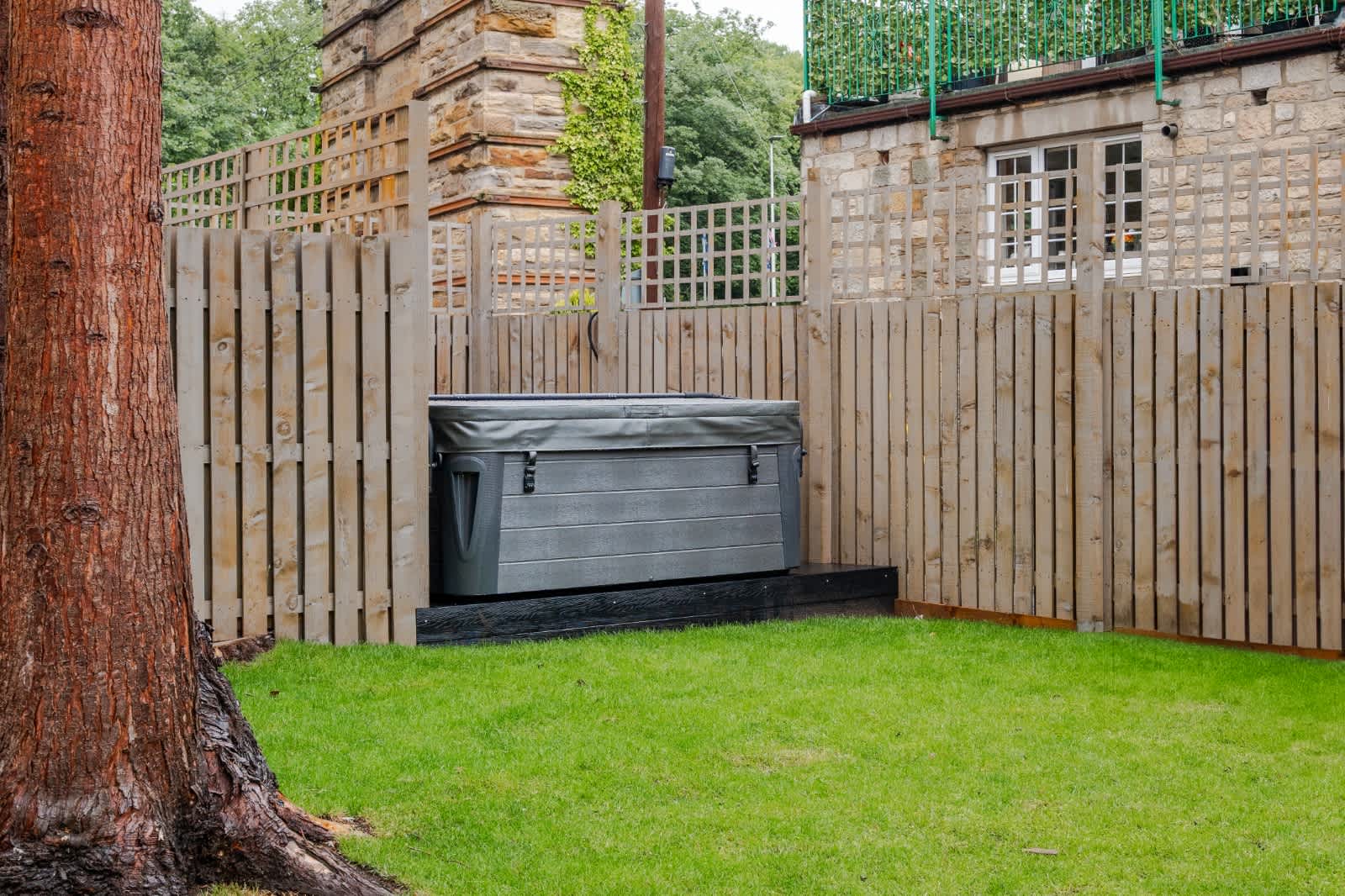 Luxe 2BR Cottage Near Edinburgh with Hot Tub - Sleeps 6 - Free Parking - Wi-Fi in Craigesk EH22 4TP - Property image 7 - VivreStays