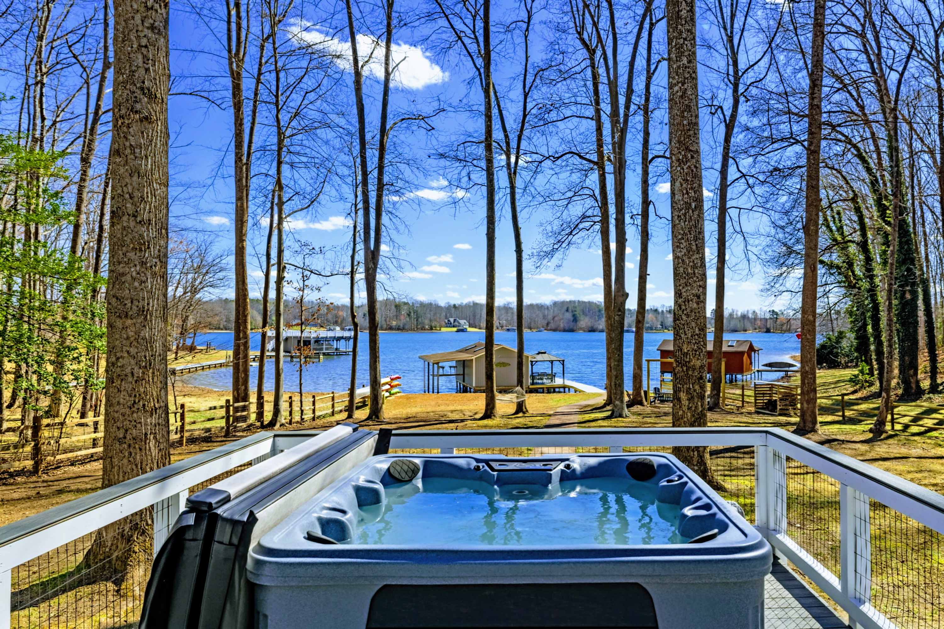 Lakefront Luxury, Hot Tub, Dock, Beach, Games — Mineral, VA — vacation rental
