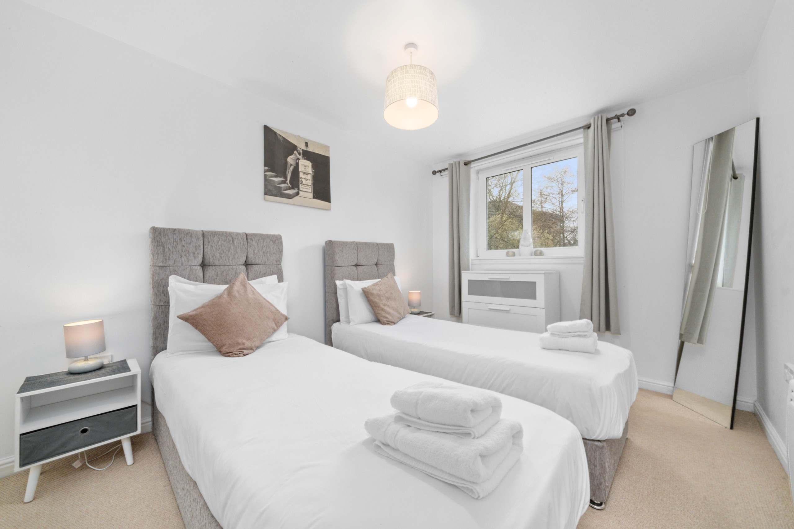Modern 2-Bed Flat | Steps to Waverley & Castle — Hostahome managed short-let