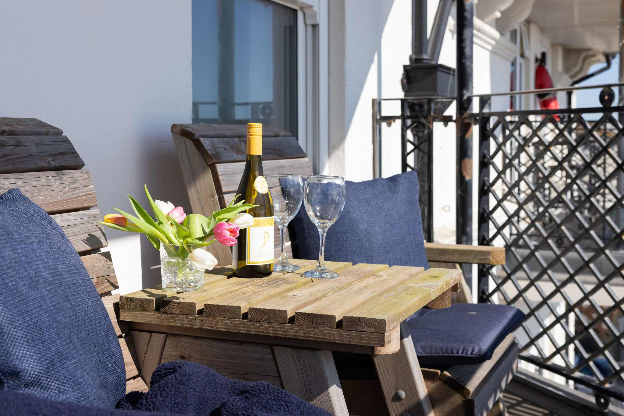 The private balcony adds a relaxing outdoor space to enjoy this apartment’s exceptional seafront position.