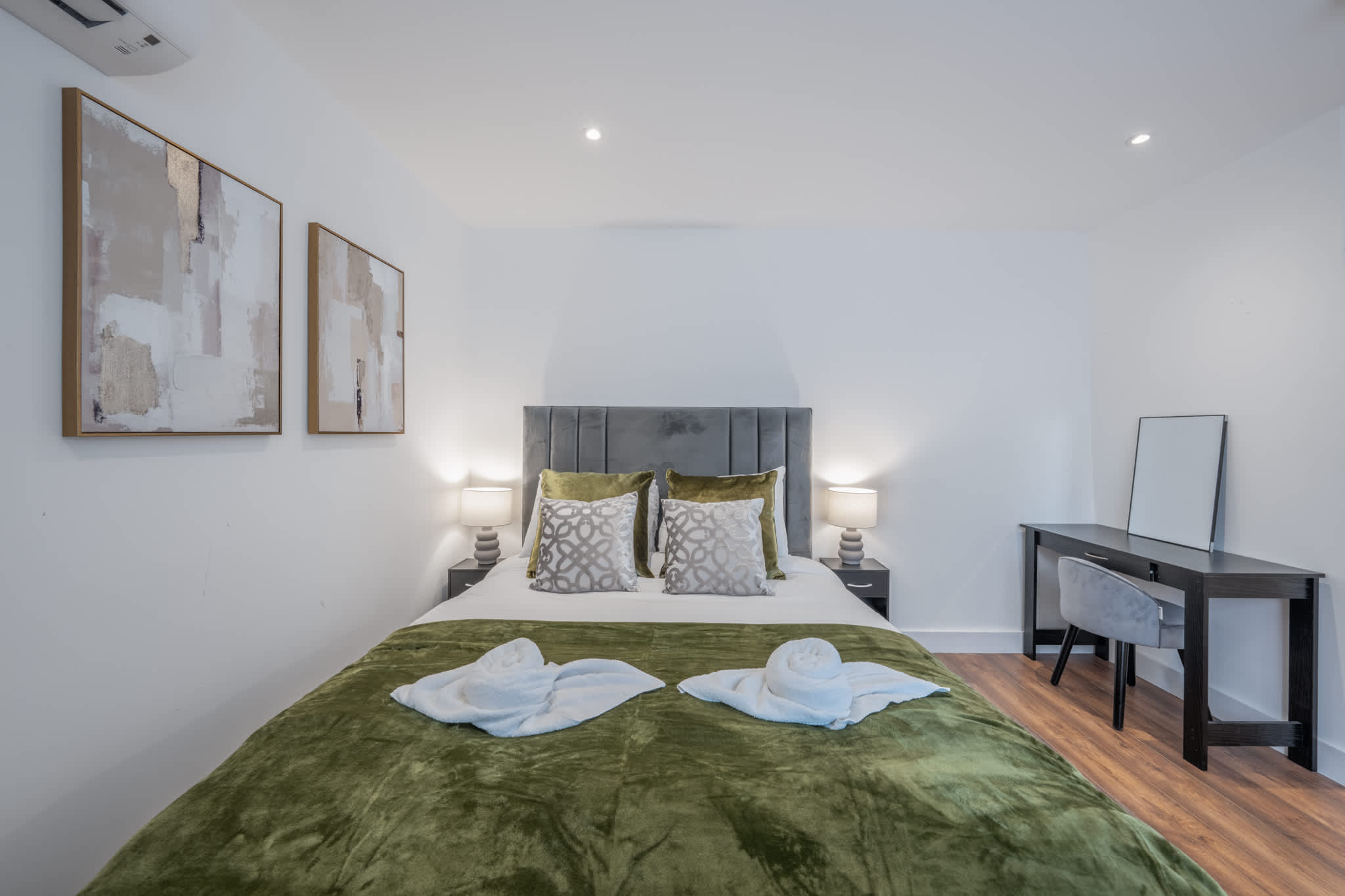 Superior Ground Floor Studio in Knightsbridge in Beaufort Gardens SW3 1QH - Property image 2 - VivreStays