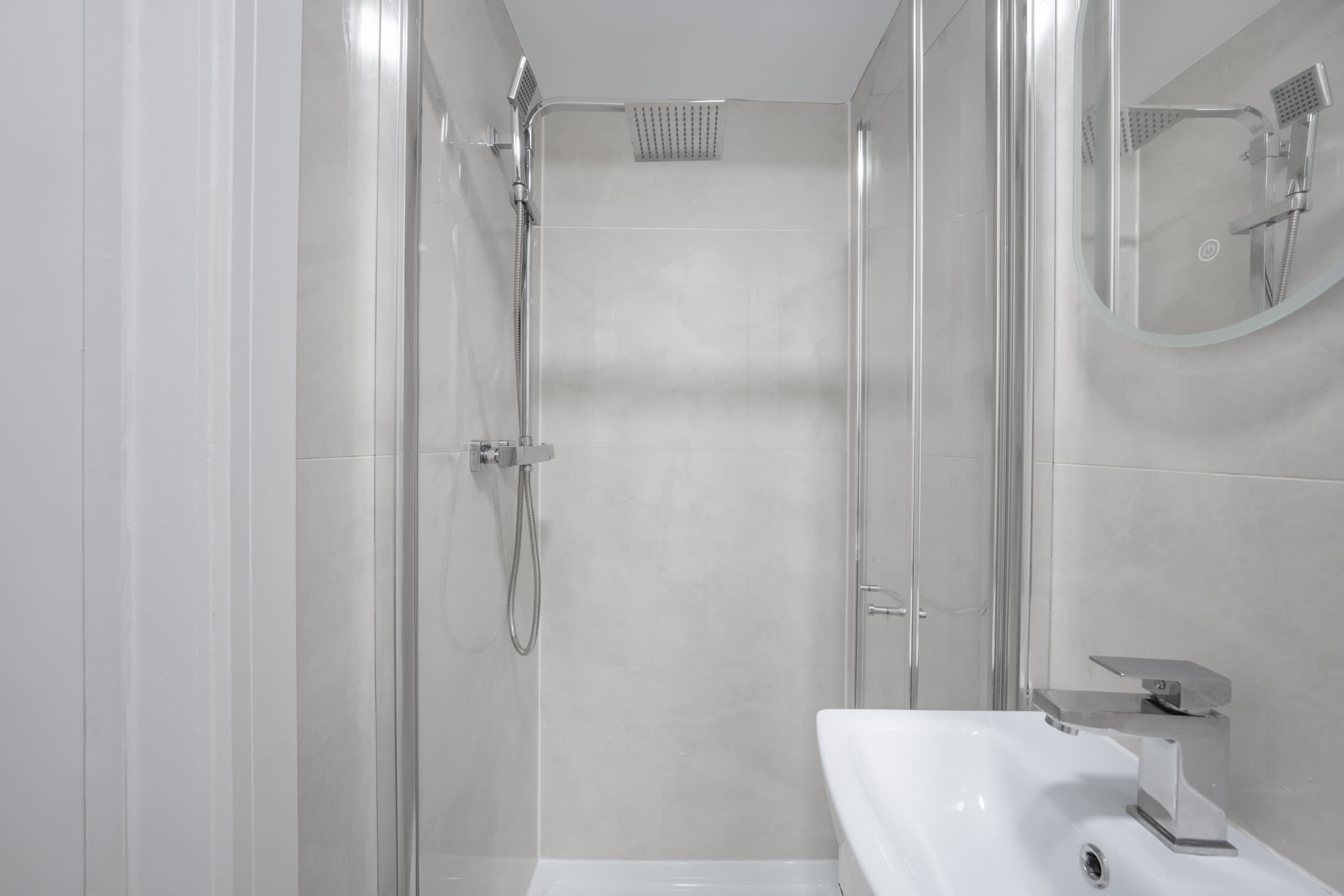Superior Ground Floor Studio in Knightsbridge in Beaufort Gardens SW3 1QH - Property image 9 - VivreStays