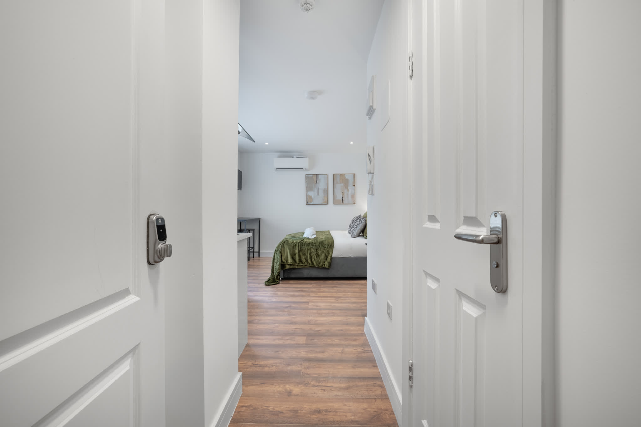 Superior Ground Floor Studio in Knightsbridge in Beaufort Gardens SW3 1QH - Property image 5 - VivreStays