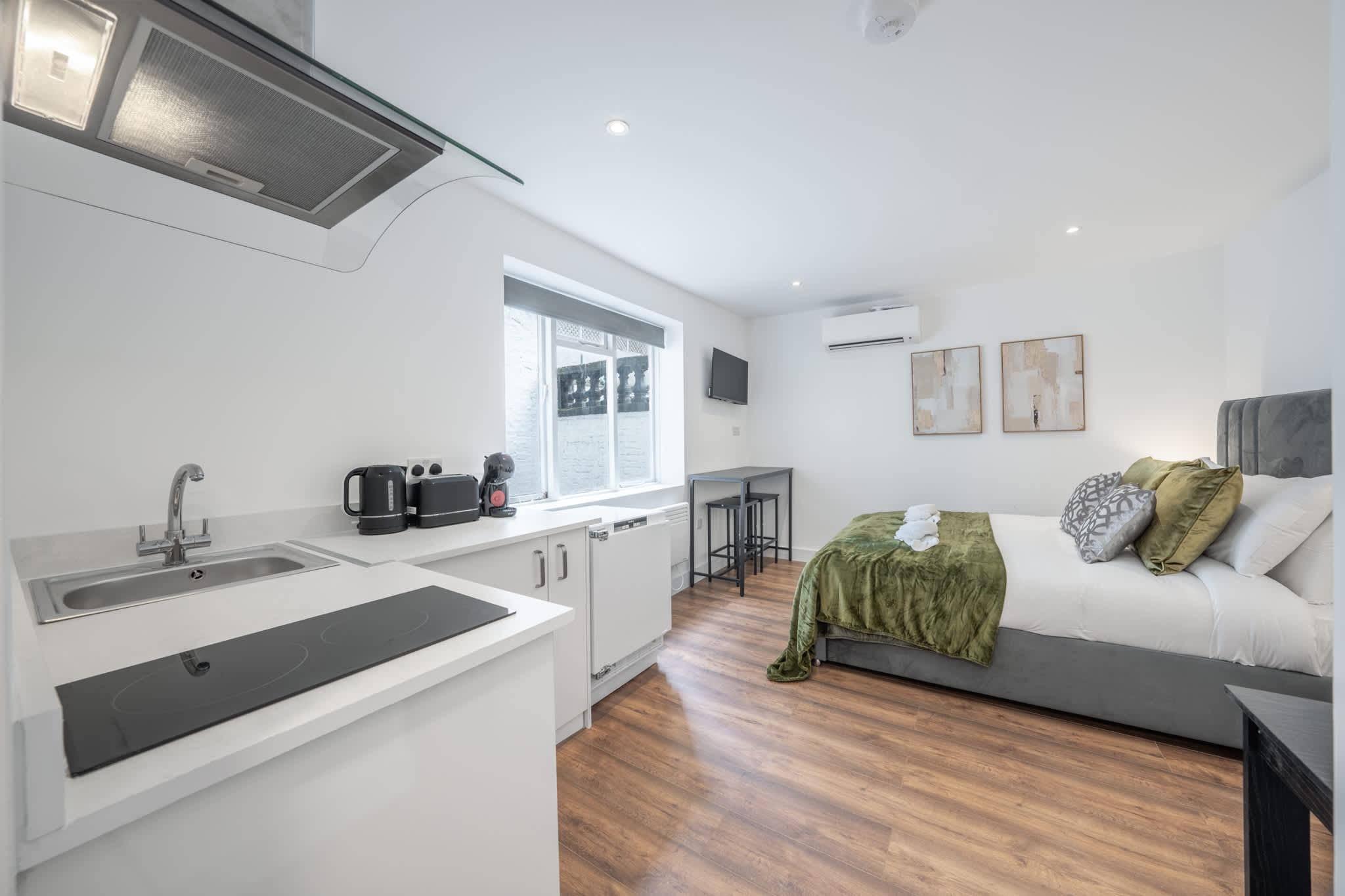 Superior Ground Floor Studio in Knightsbridge in Beaufort Gardens SW3 1QH - Property image 6 - VivreStays