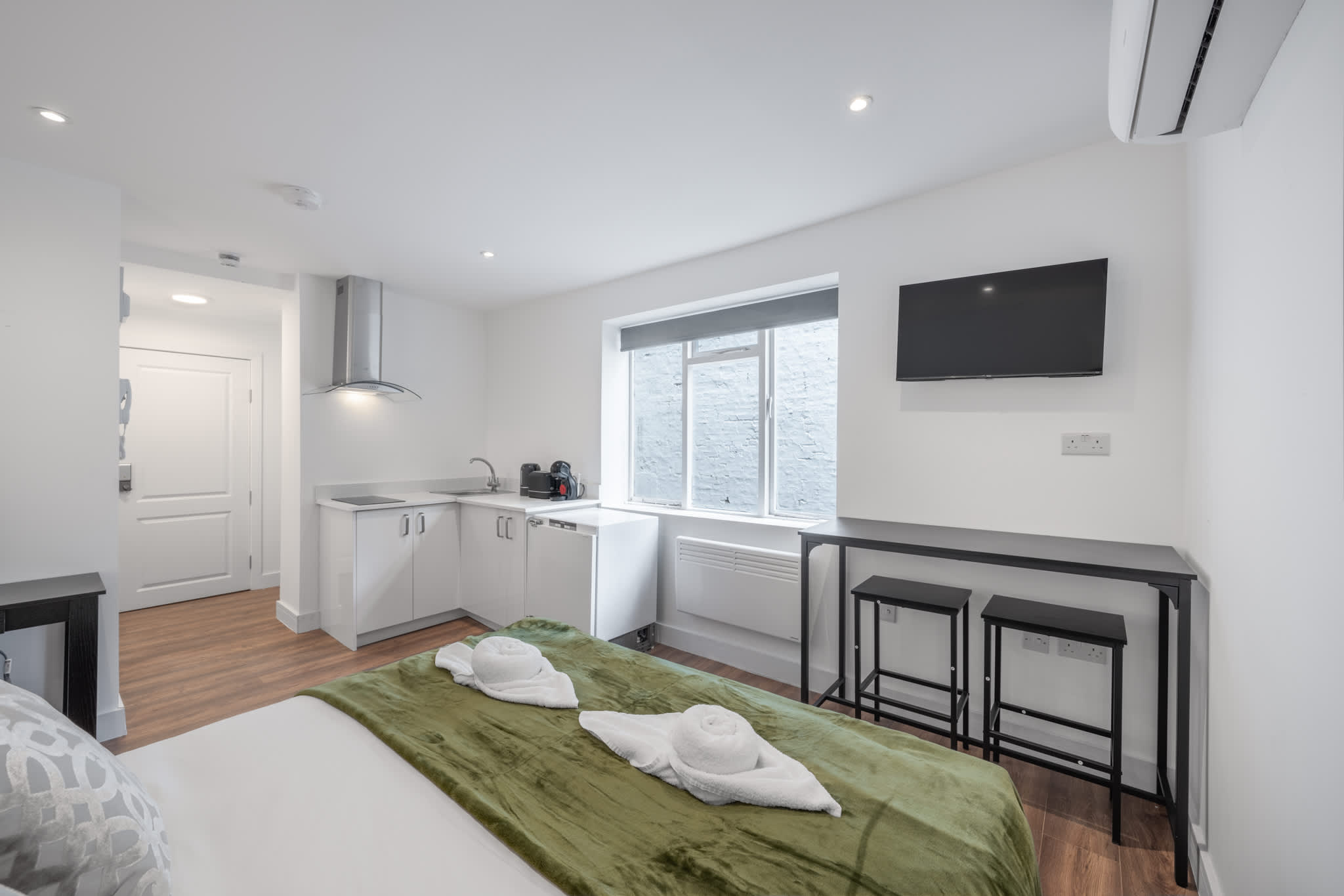Superior Ground Floor Studio in Knightsbridge in Beaufort Gardens SW3 1QH - Property image 3 - VivreStays