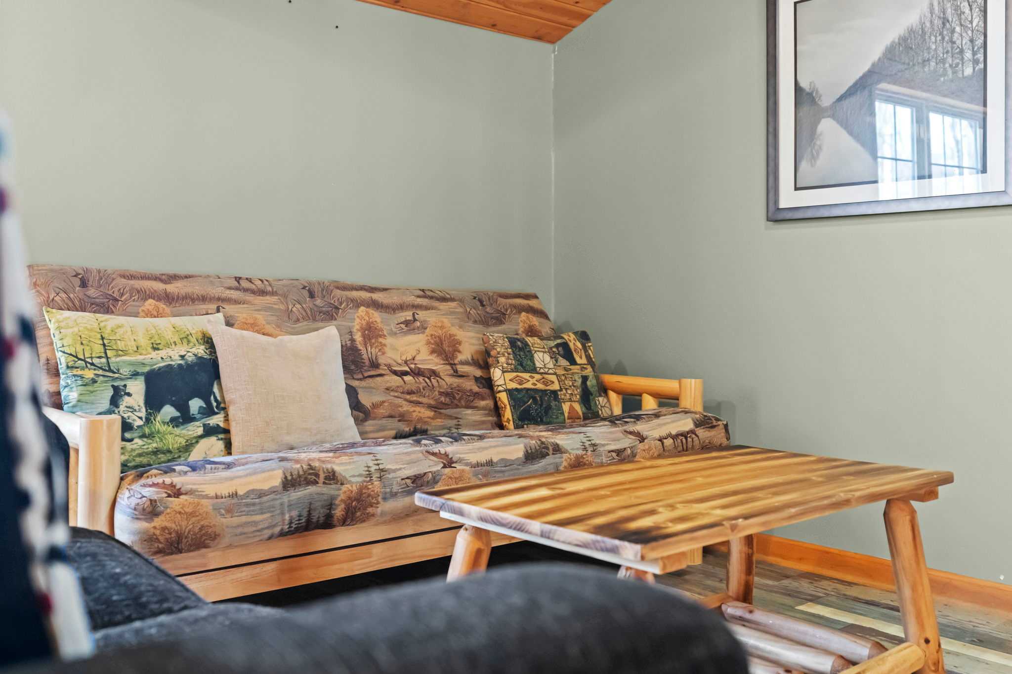Outdoor picnic table on the deck for al fresco dining in the fresh mountain air