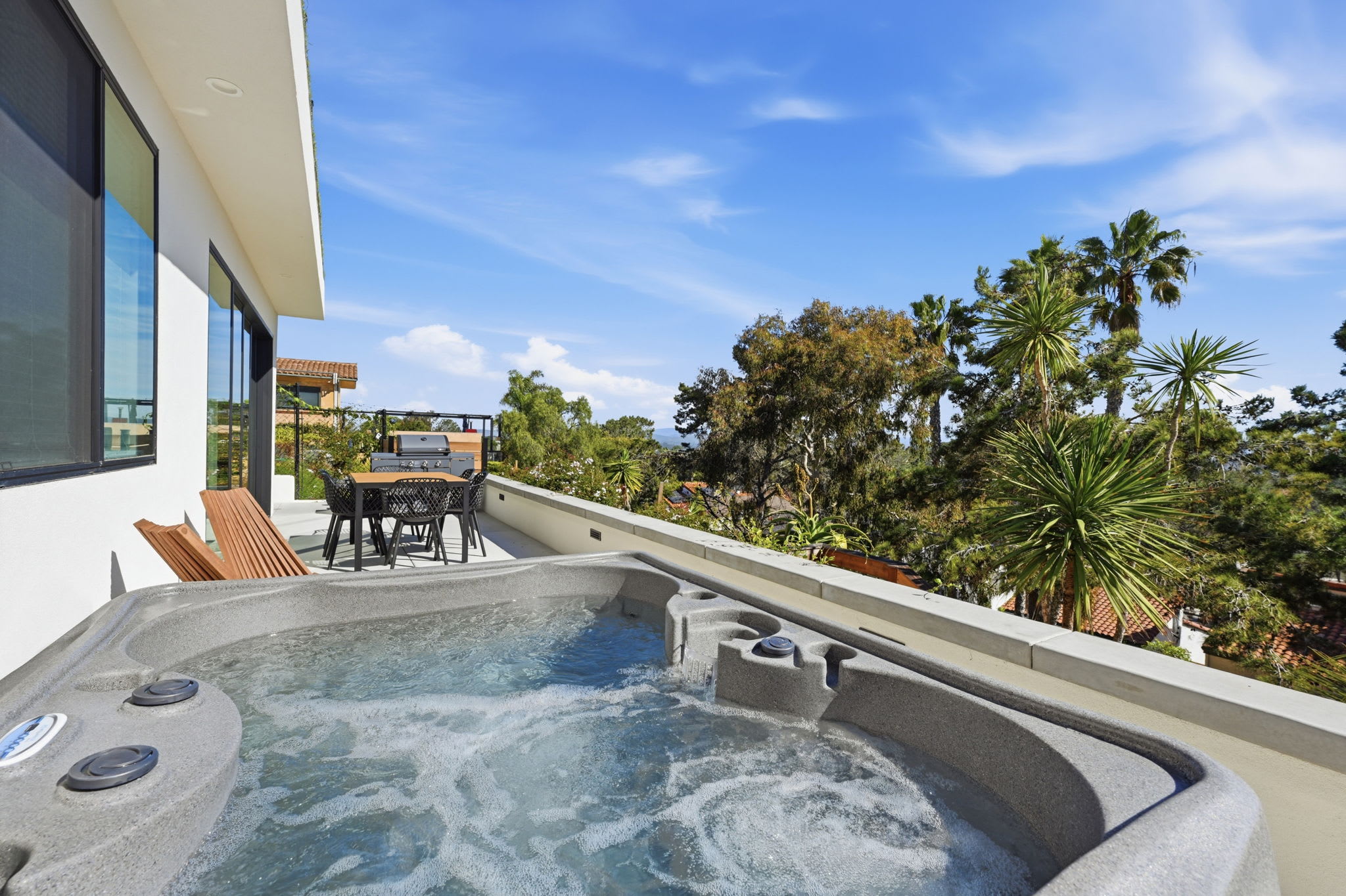 Del Mar Retreat - Spa, BBQ, Firepit, AC, Laundry
