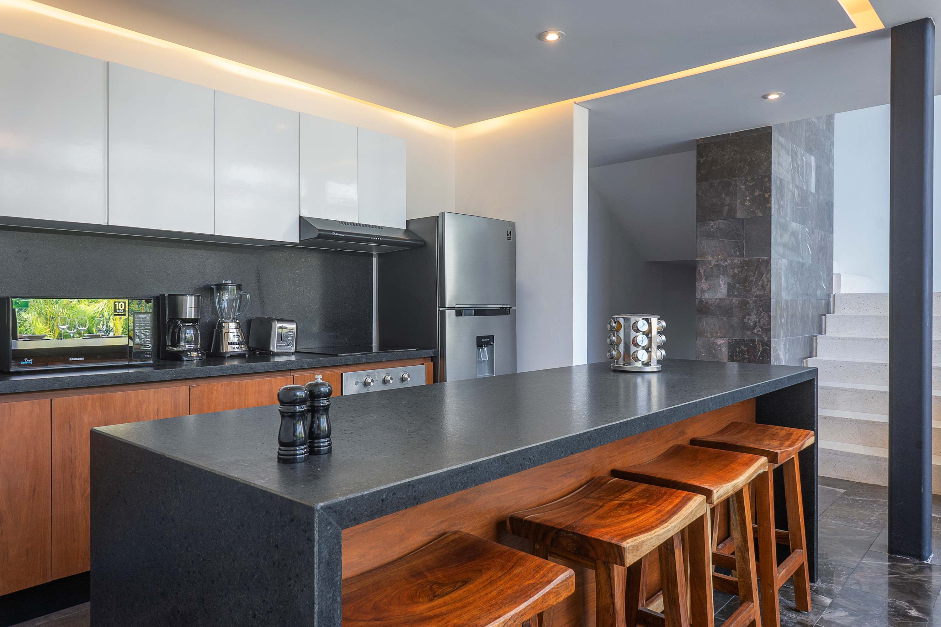 Fully equipped kitchen.