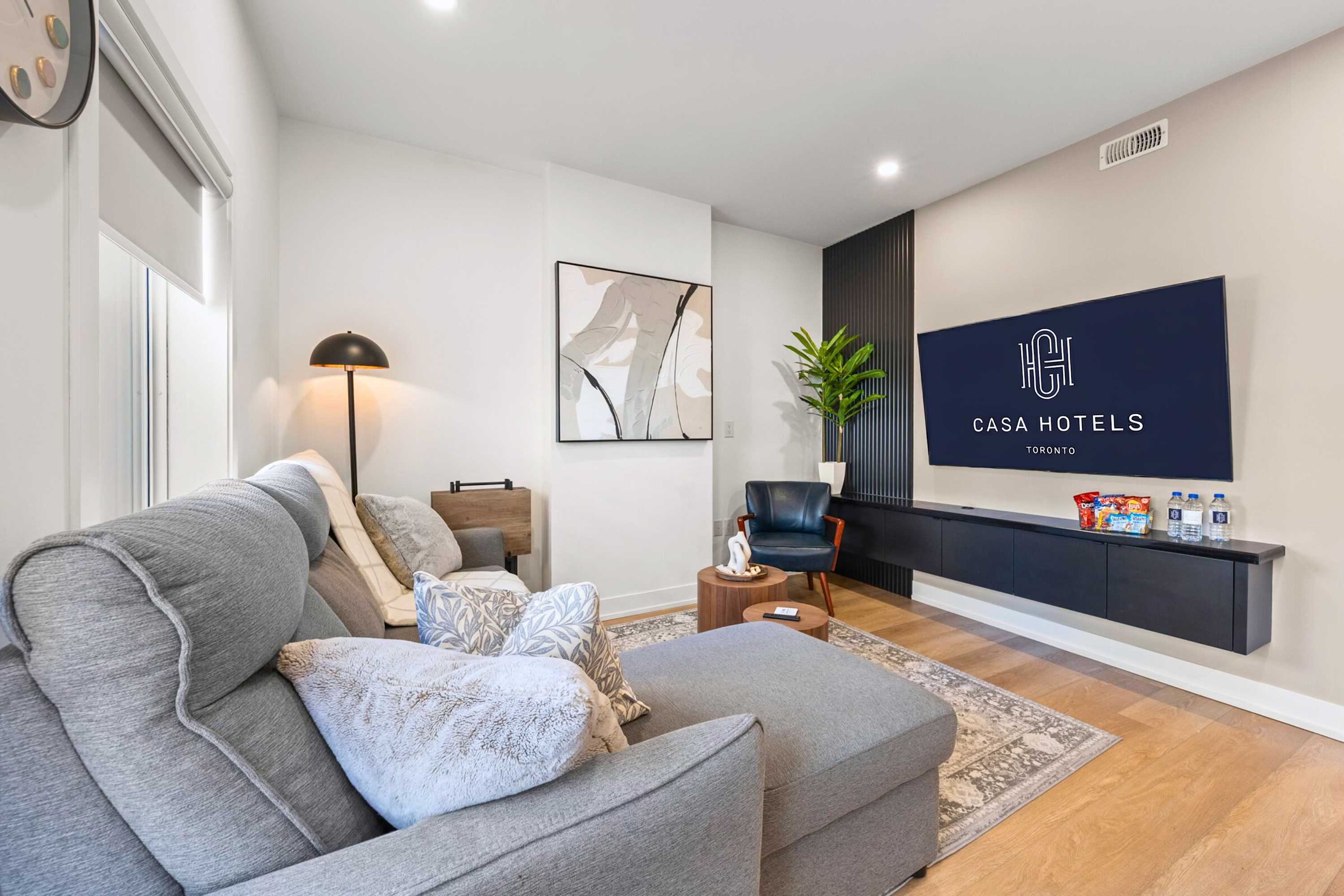 The McCaul by Casa Hotels Unbeatable Location 7