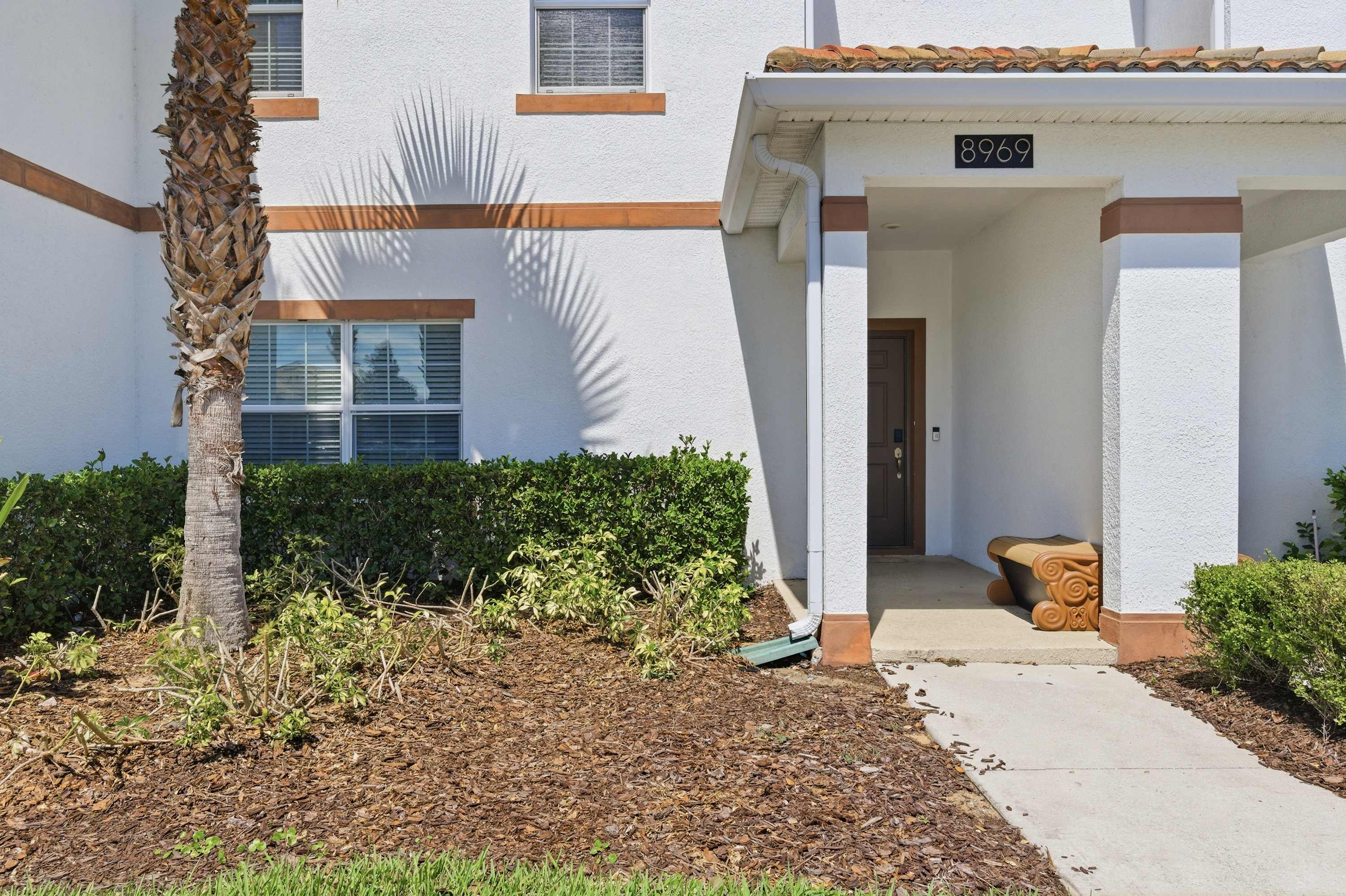 Spacious townhouse w/ pool & gym
