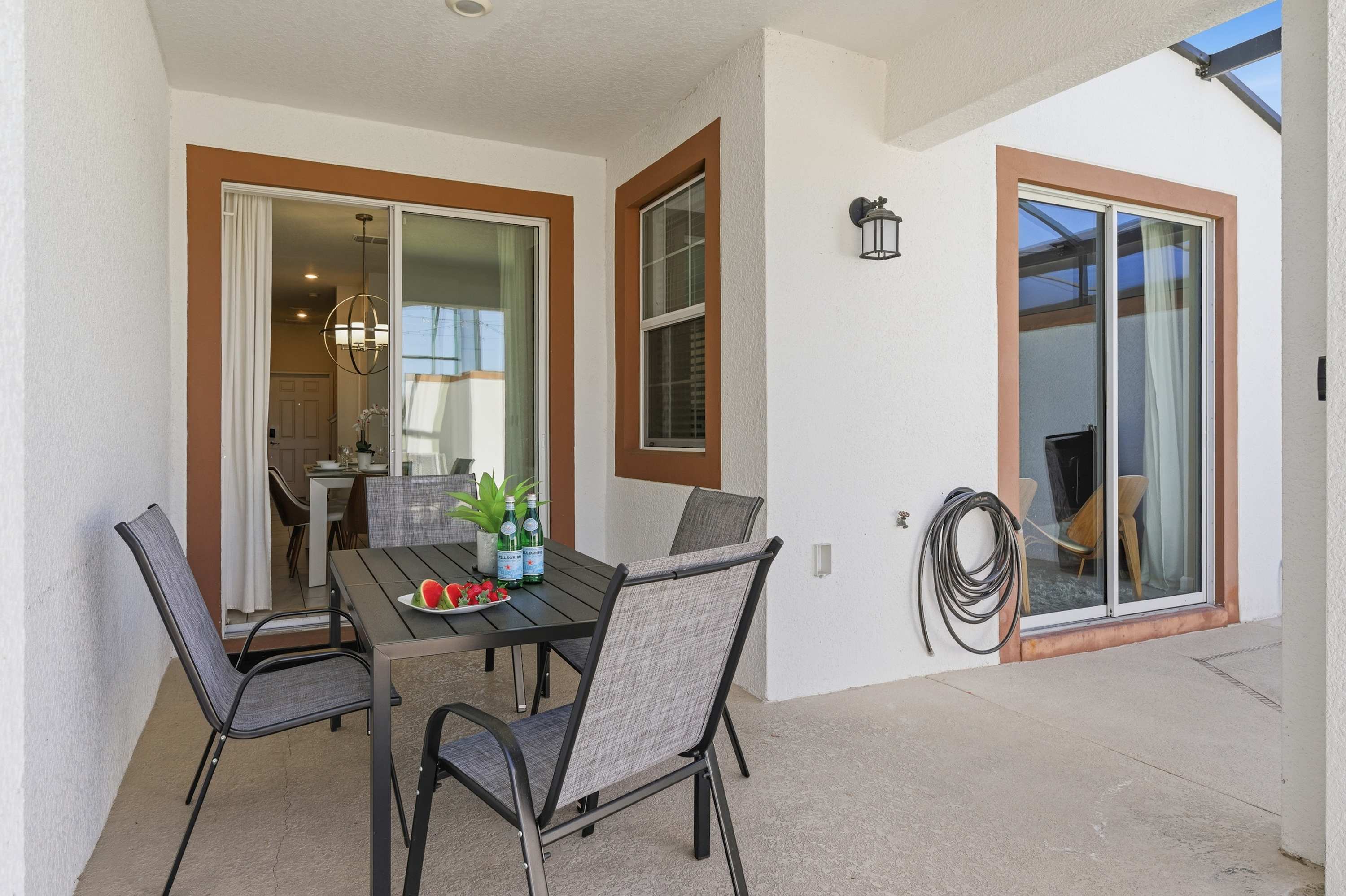 Spacious townhouse w/ pool & gym