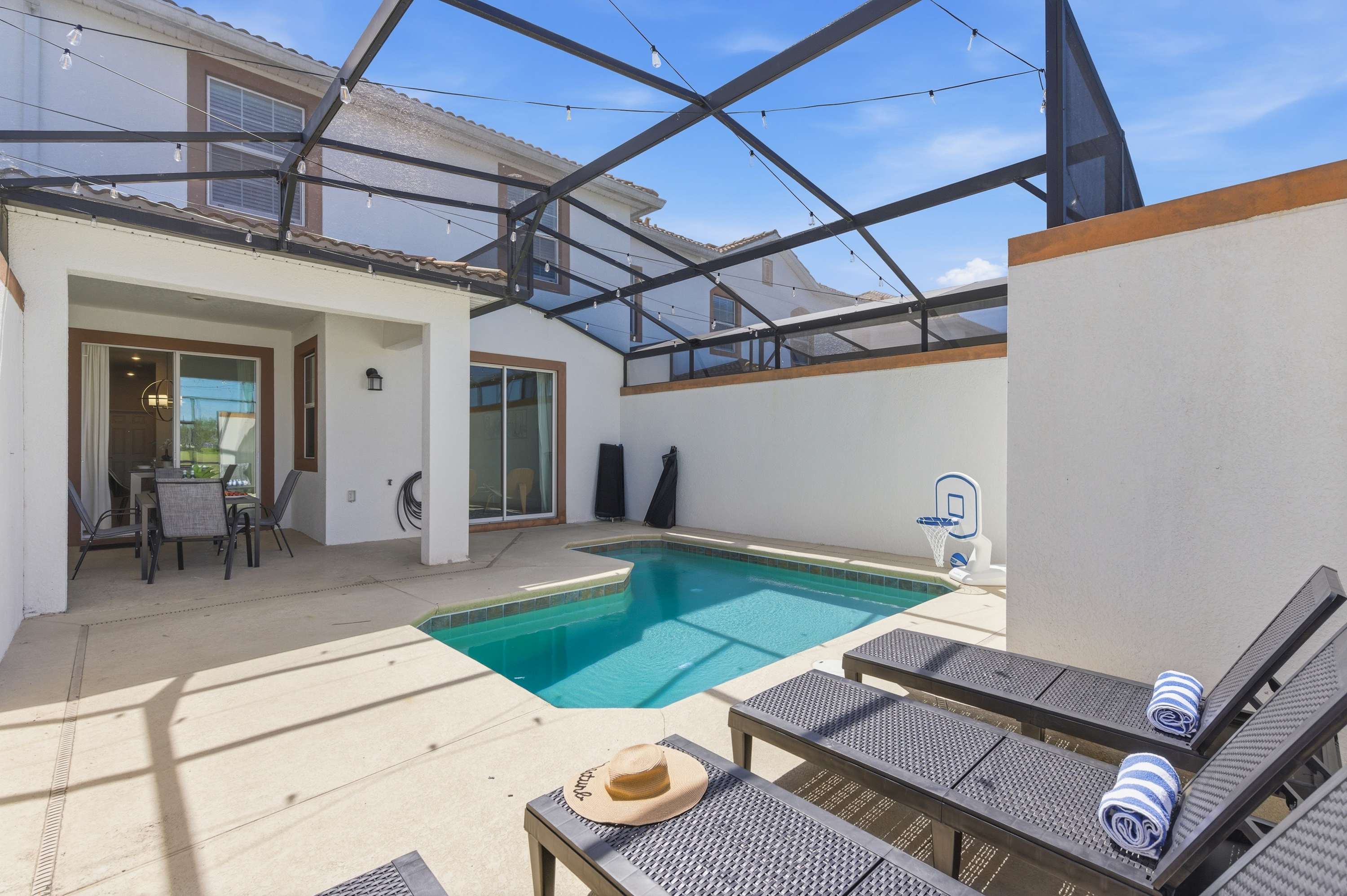 Spacious townhouse w/ pool & gym