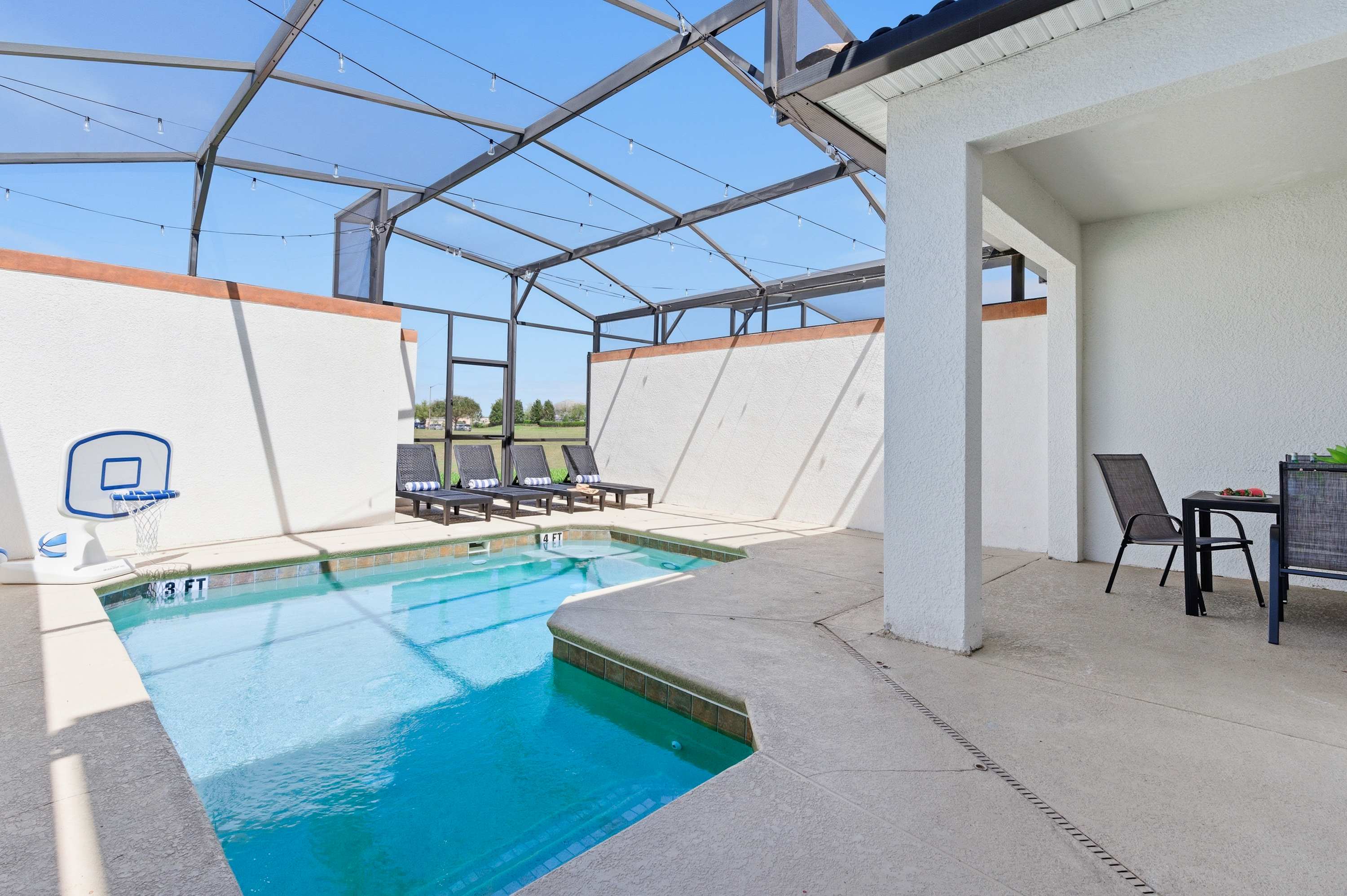 Spacious townhouse w/ pool & gym