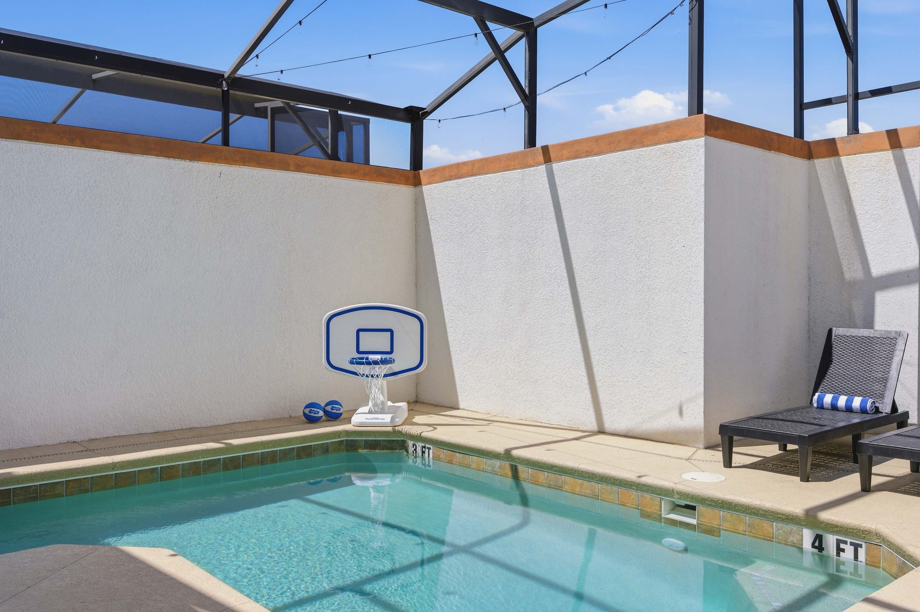 Spacious townhouse w/ pool & gym