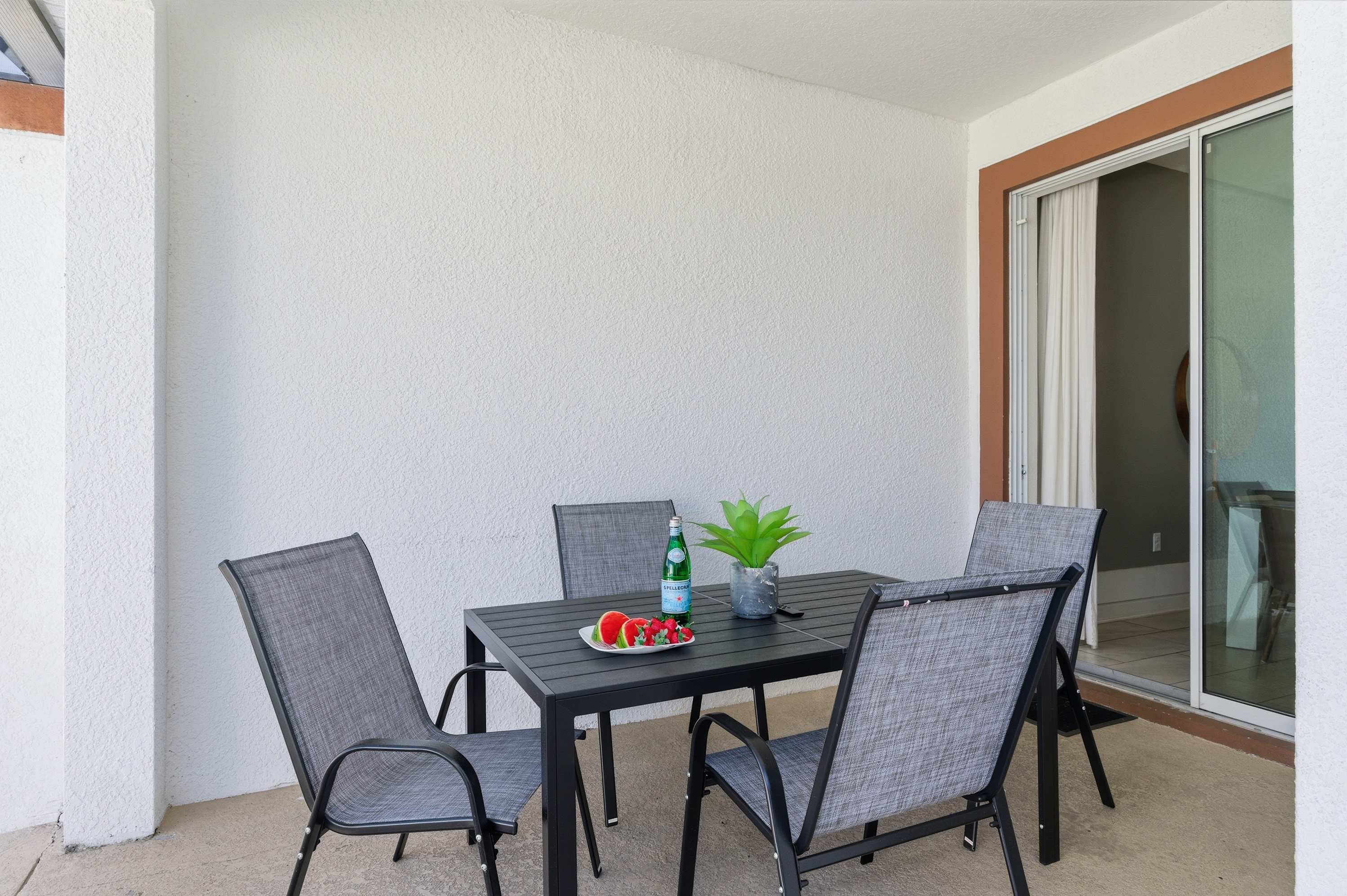 Spacious townhouse w/ pool & gym