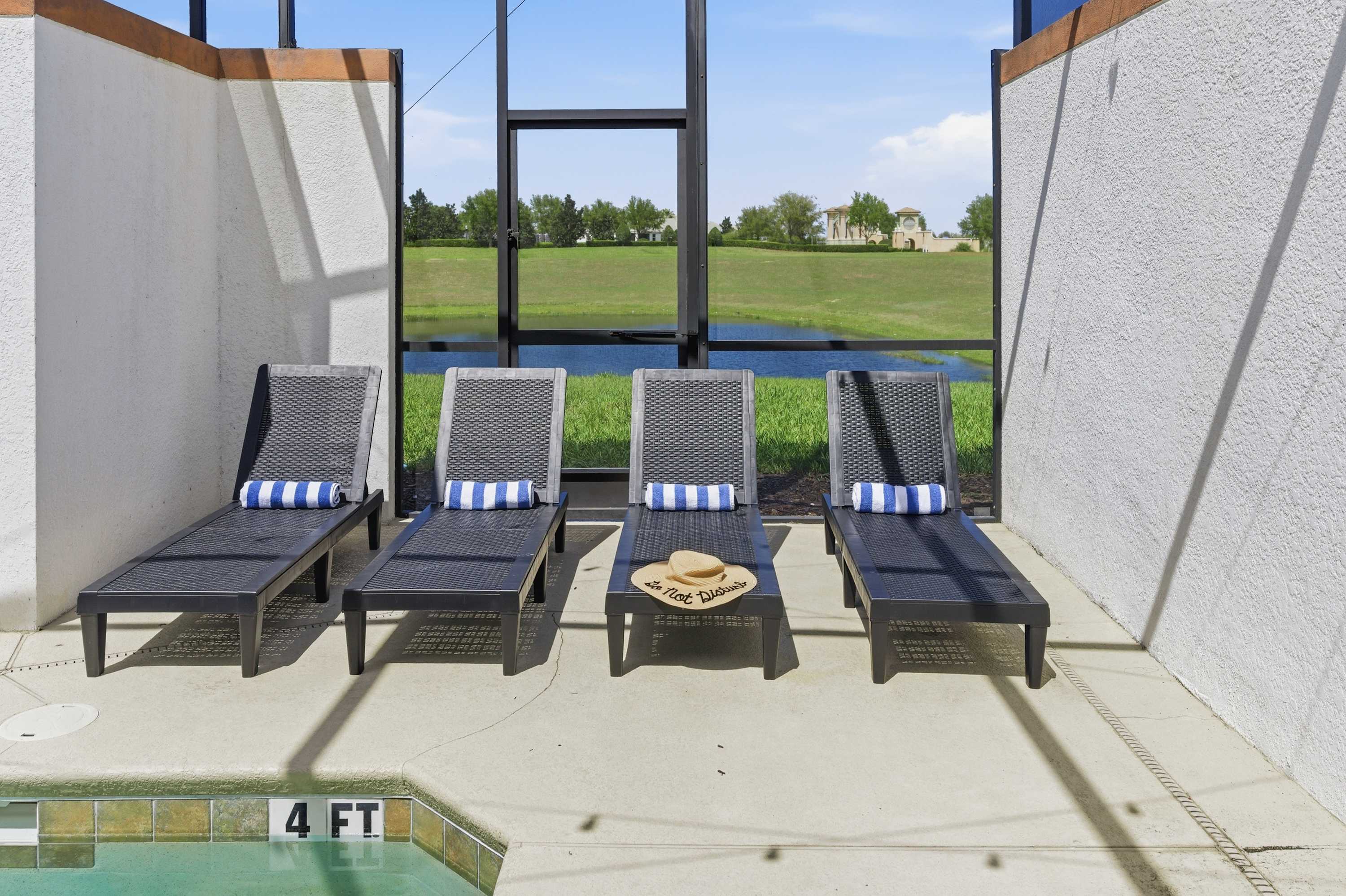 Spacious townhouse w/ pool & gym