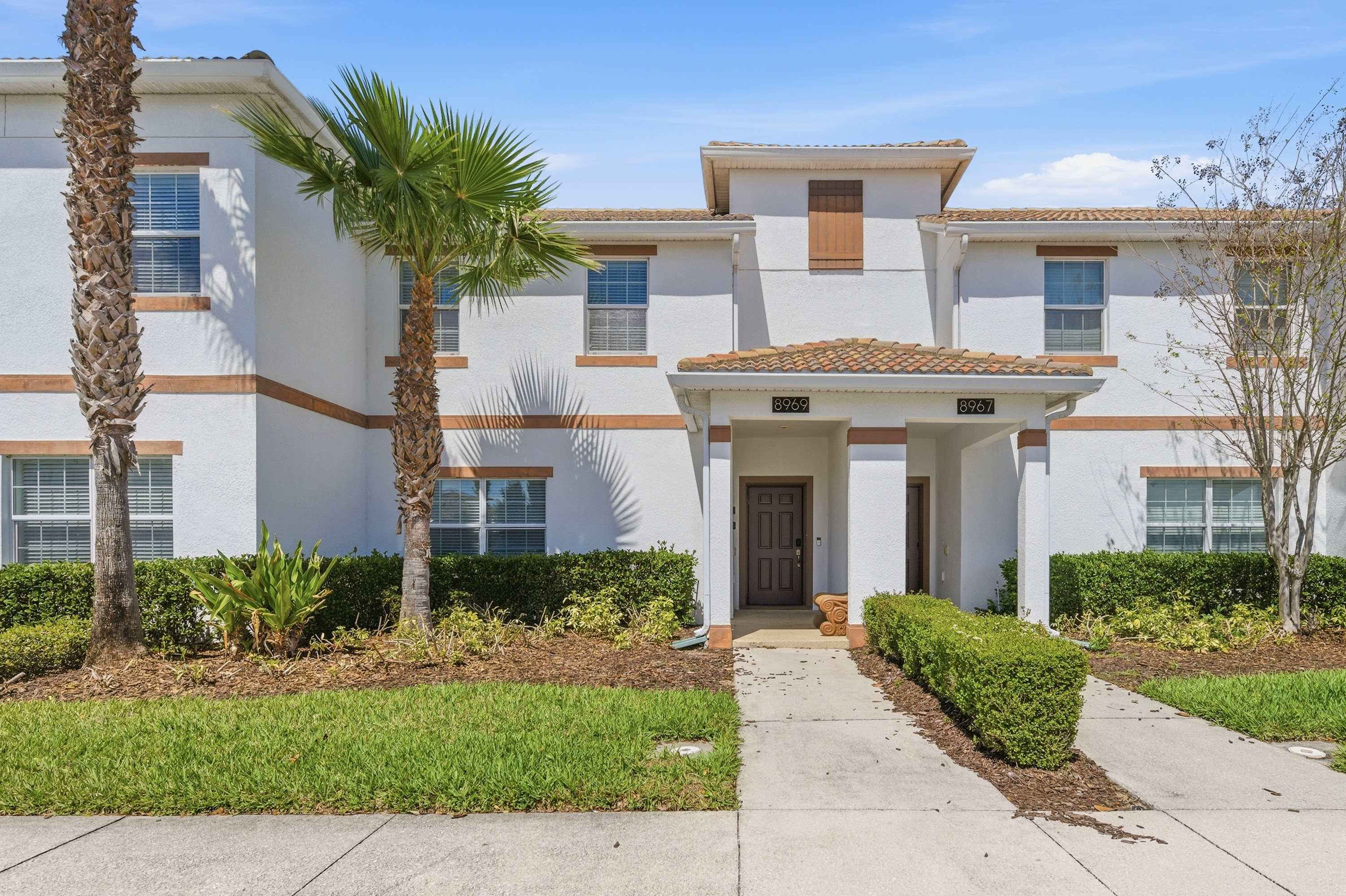 Spacious townhouse w/ pool & gym