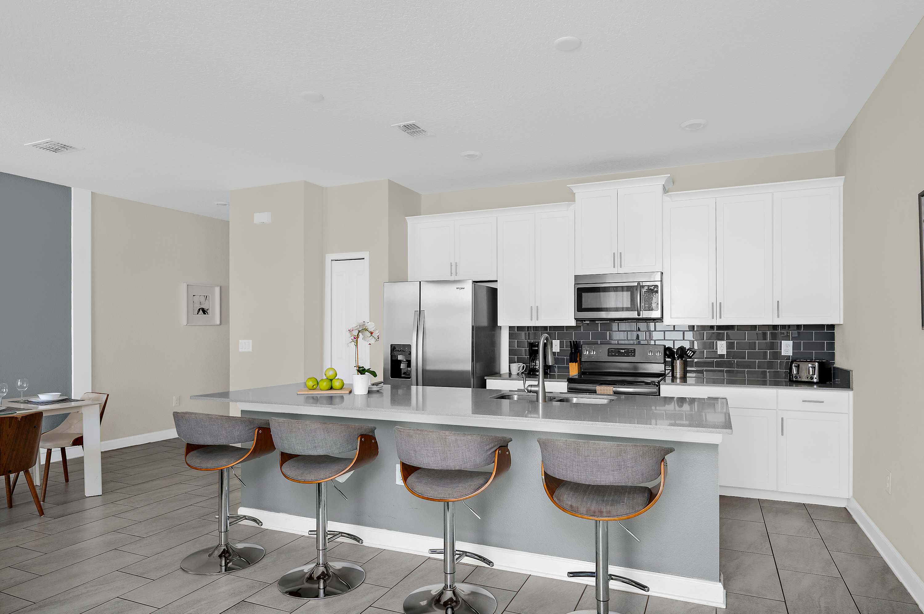 Spacious townhouse w/ pool & gym