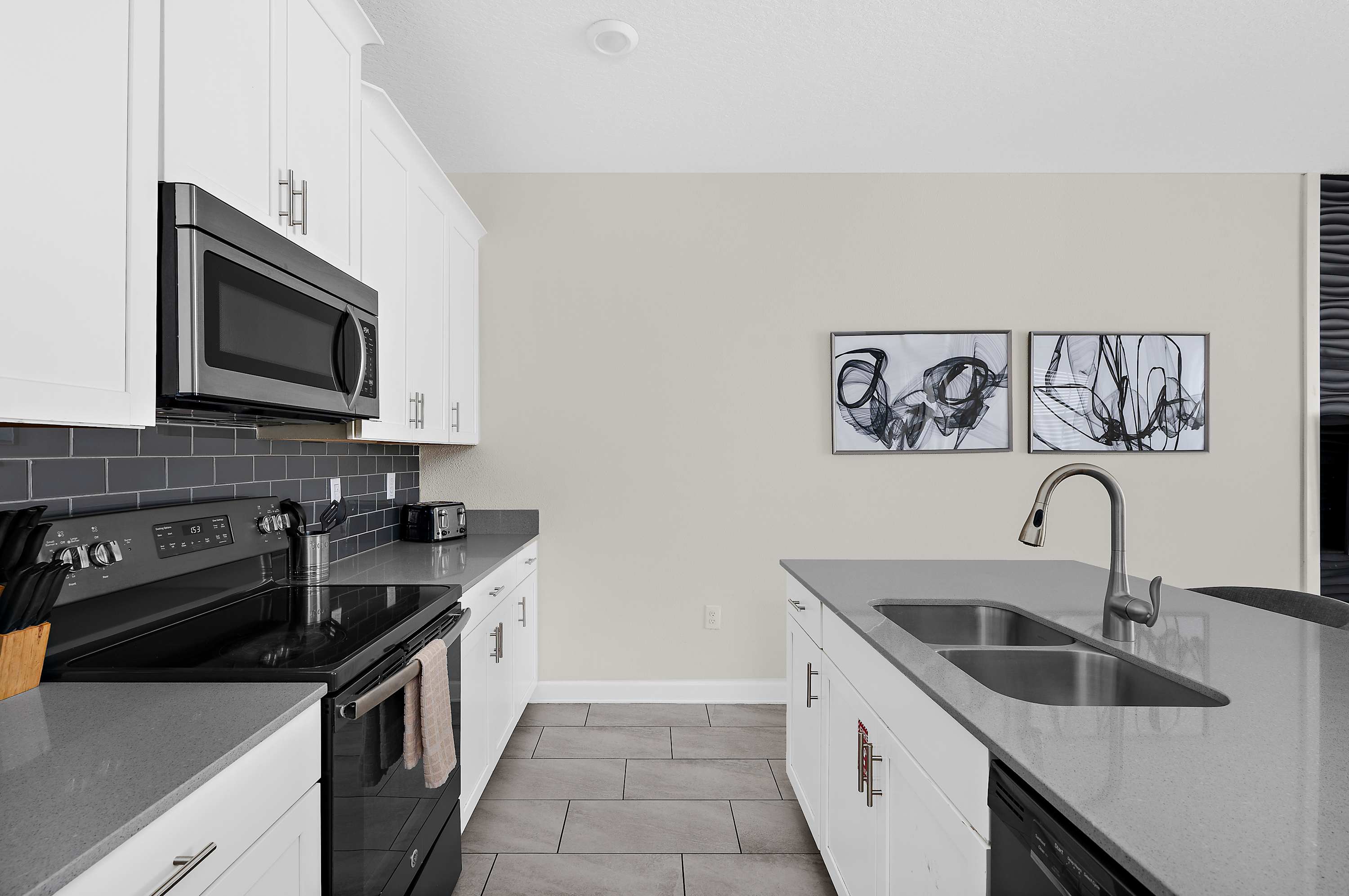 Spacious townhouse w/ pool & gym