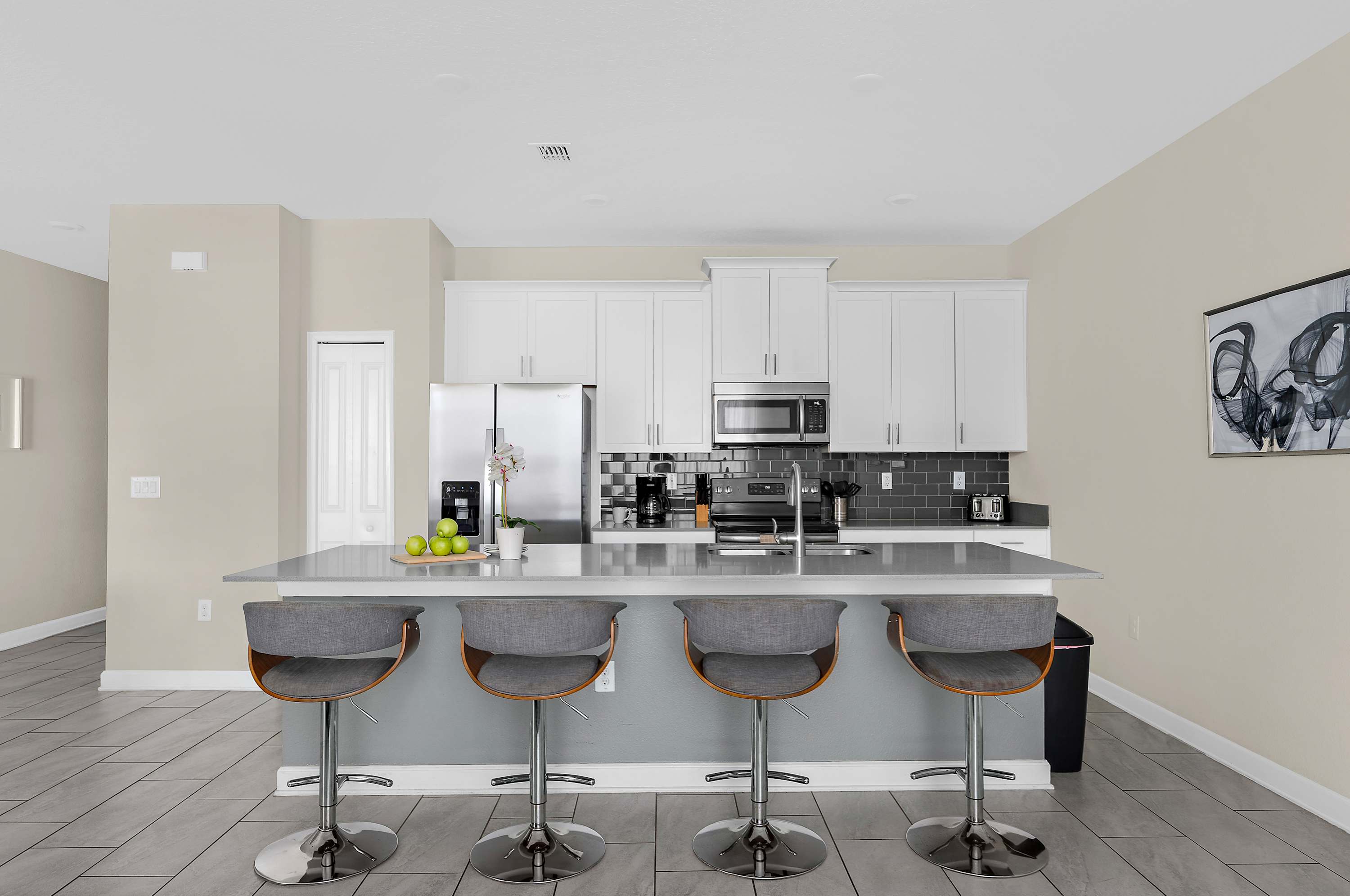 Spacious townhouse w/ pool & gym