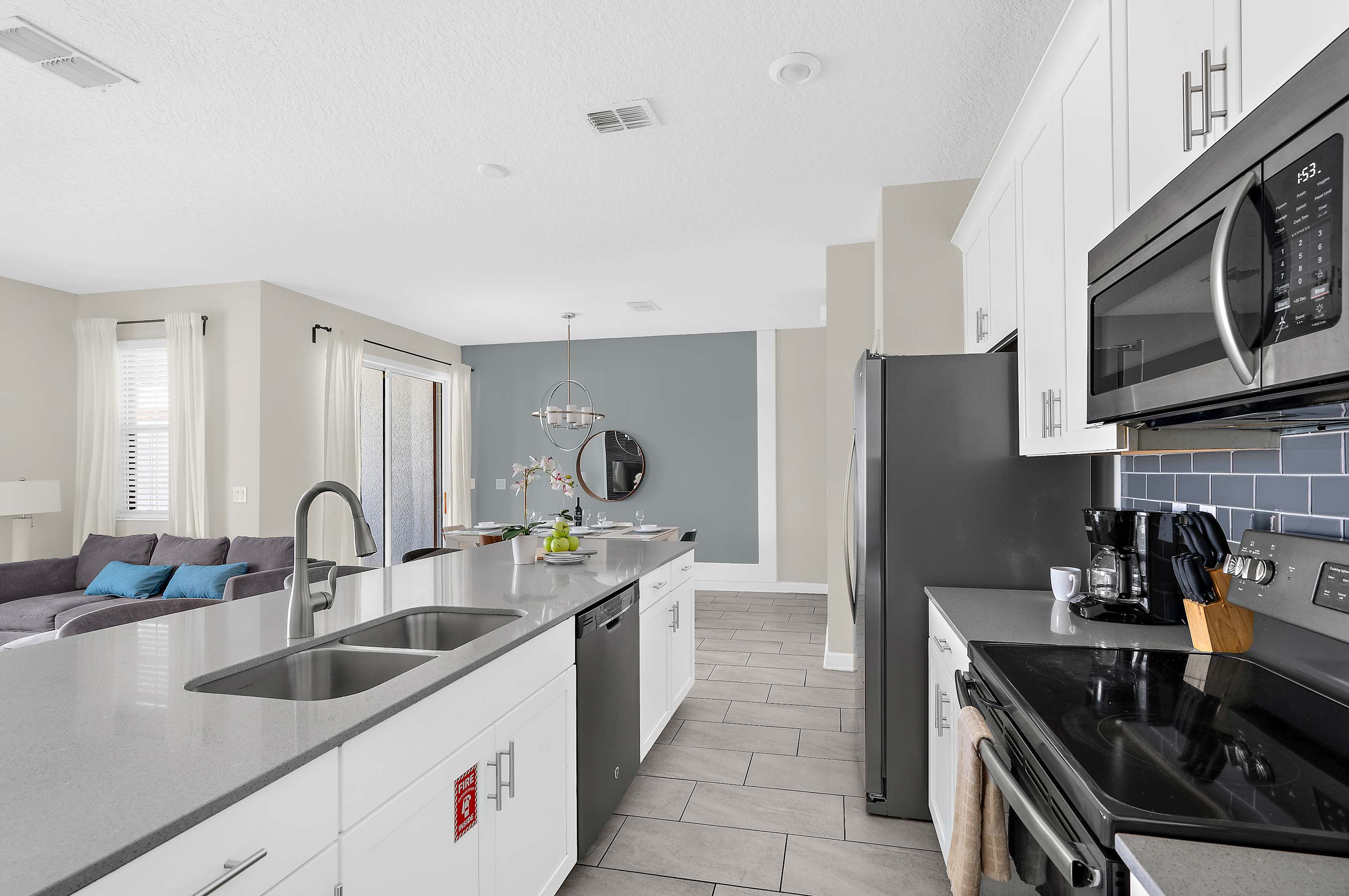 Spacious townhouse w/ pool & gym