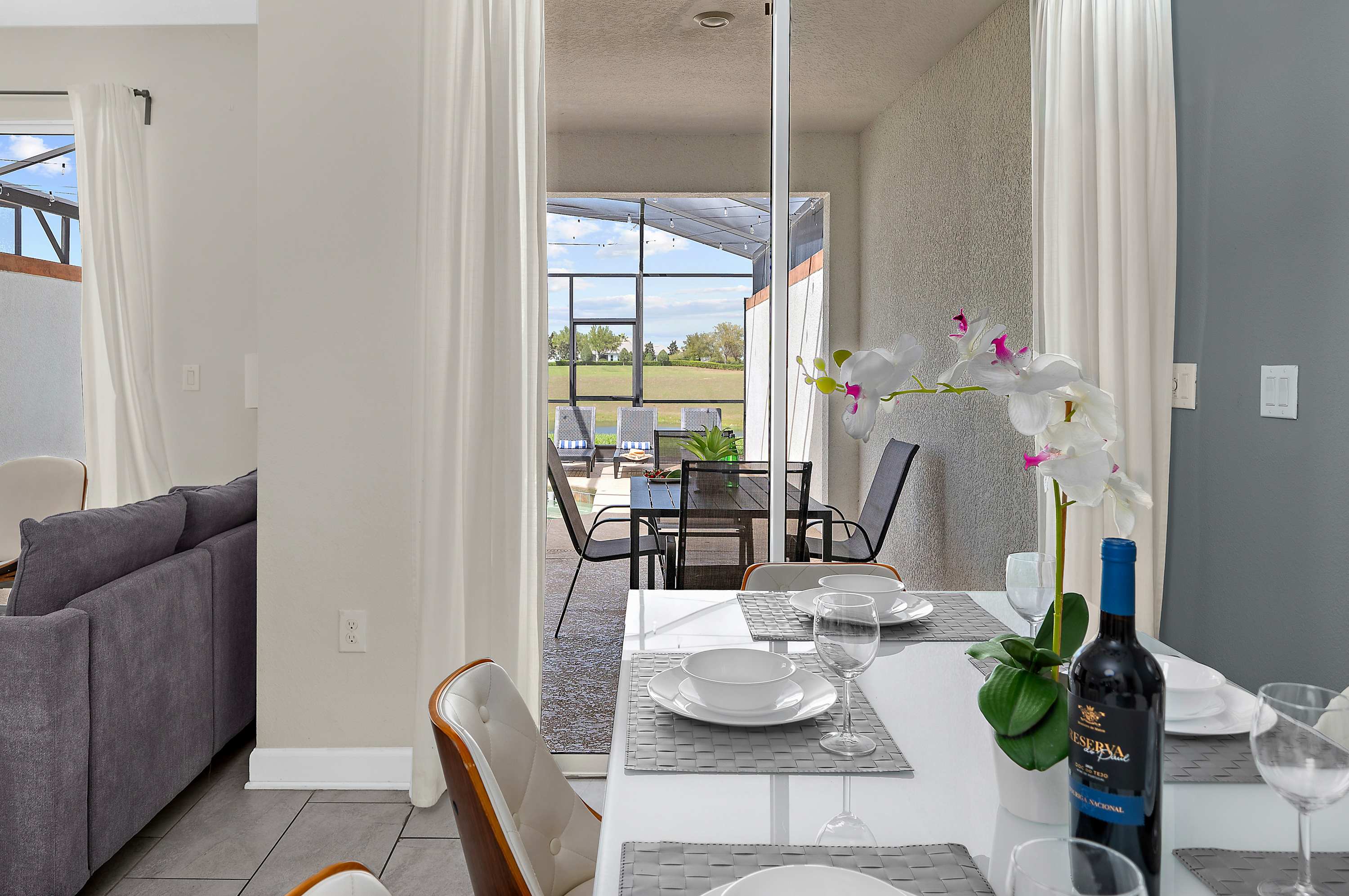 Spacious townhouse w/ pool & gym