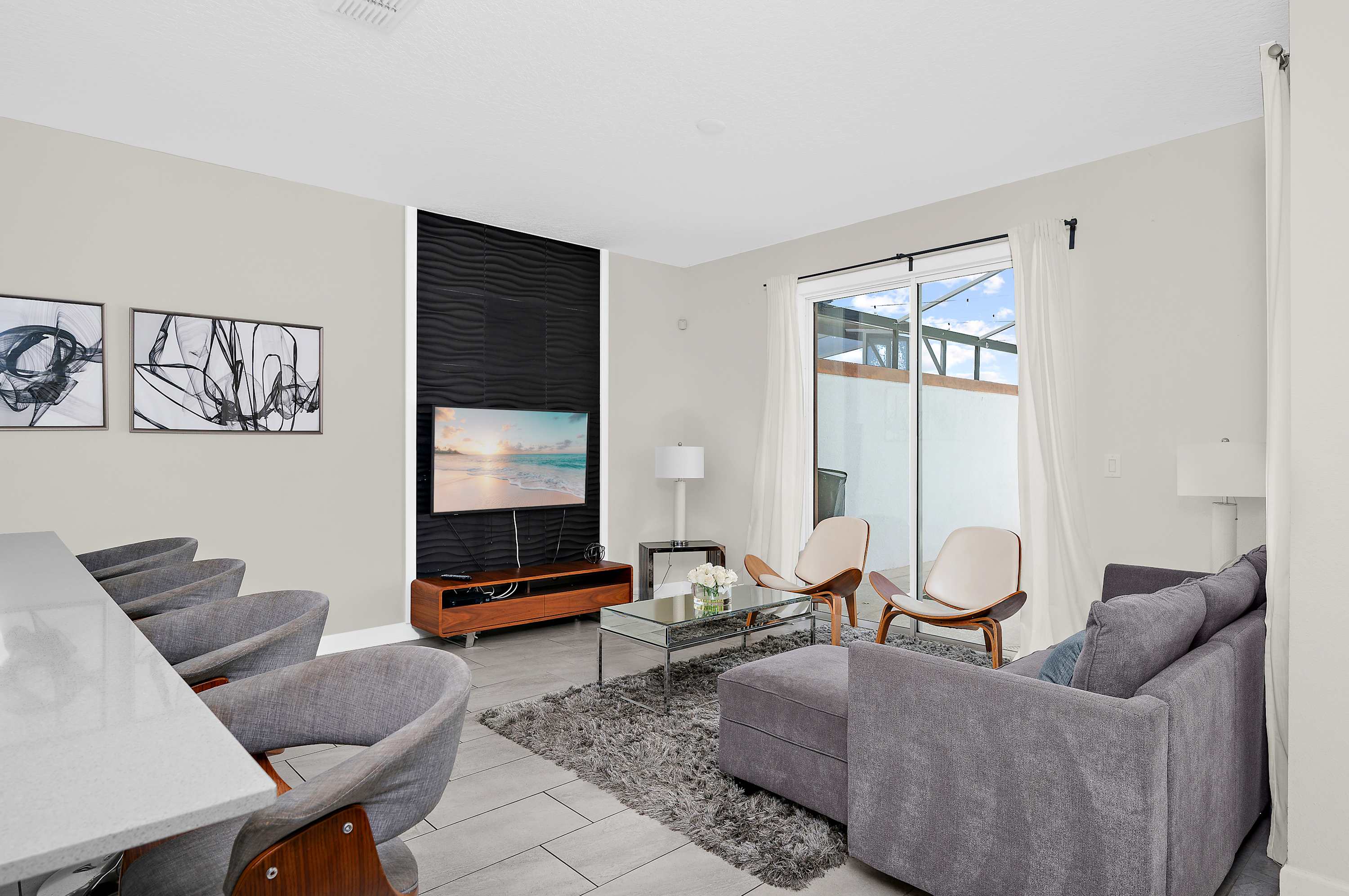 Spacious townhouse w/ pool & gym