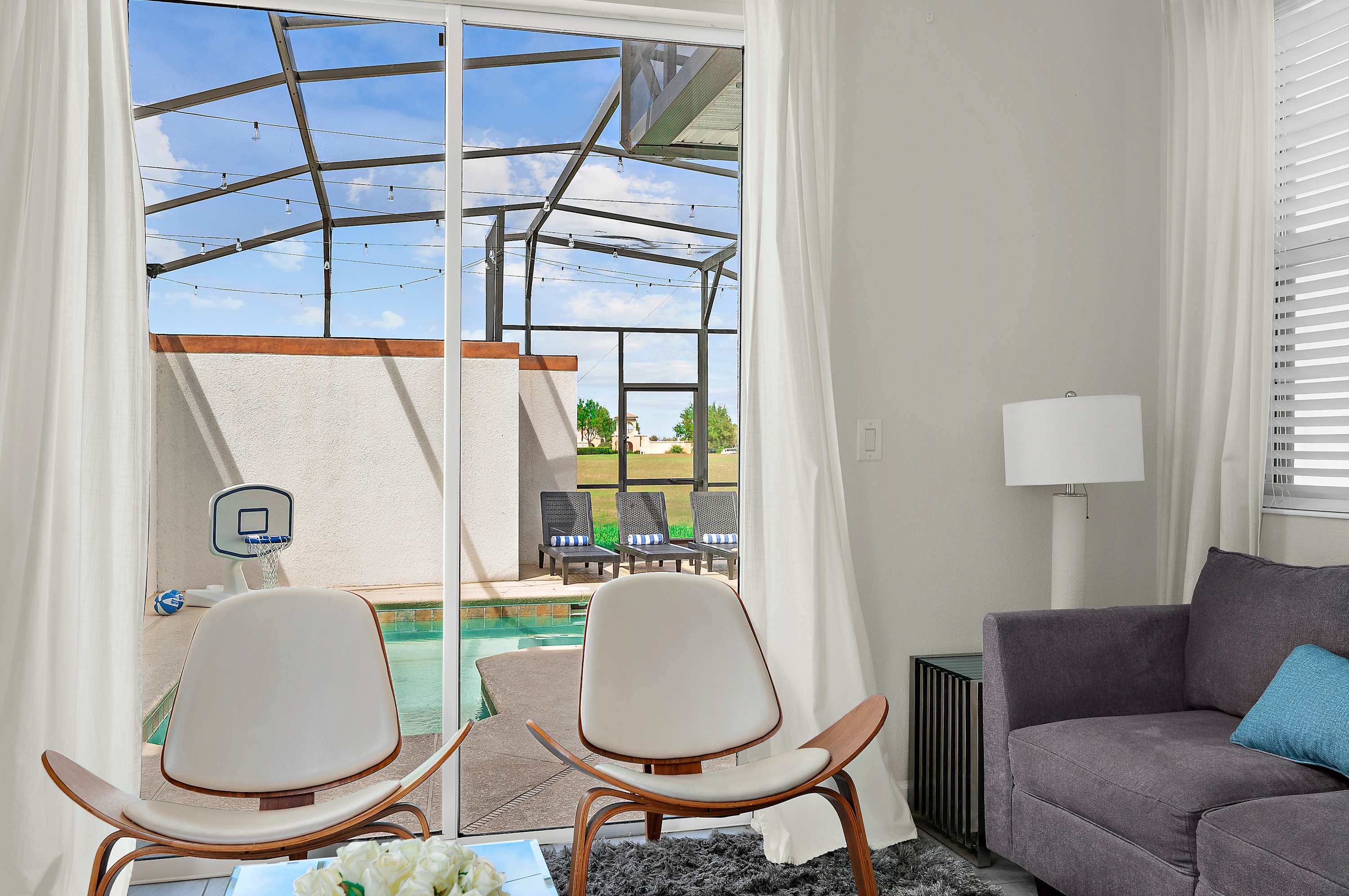 Spacious townhouse w/ pool & gym