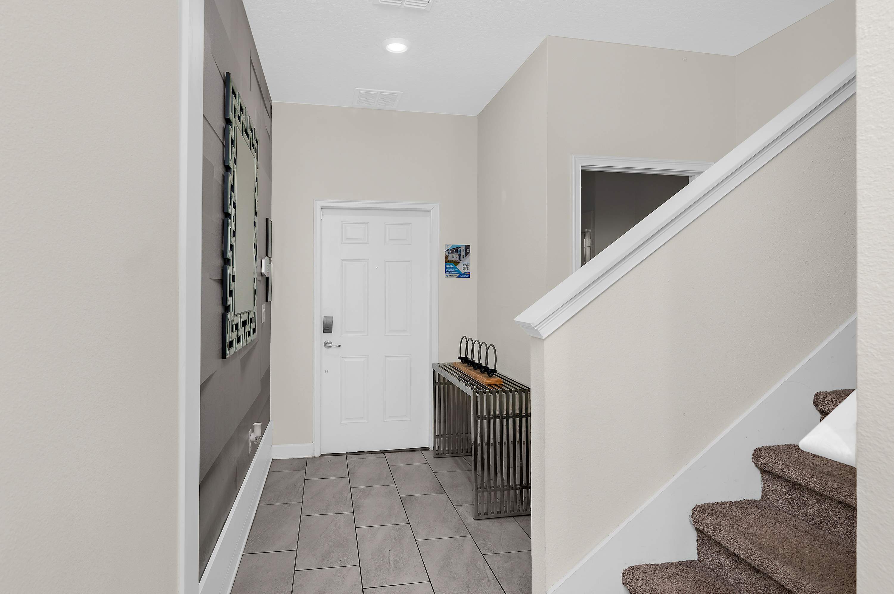 Spacious townhouse w/ pool & gym