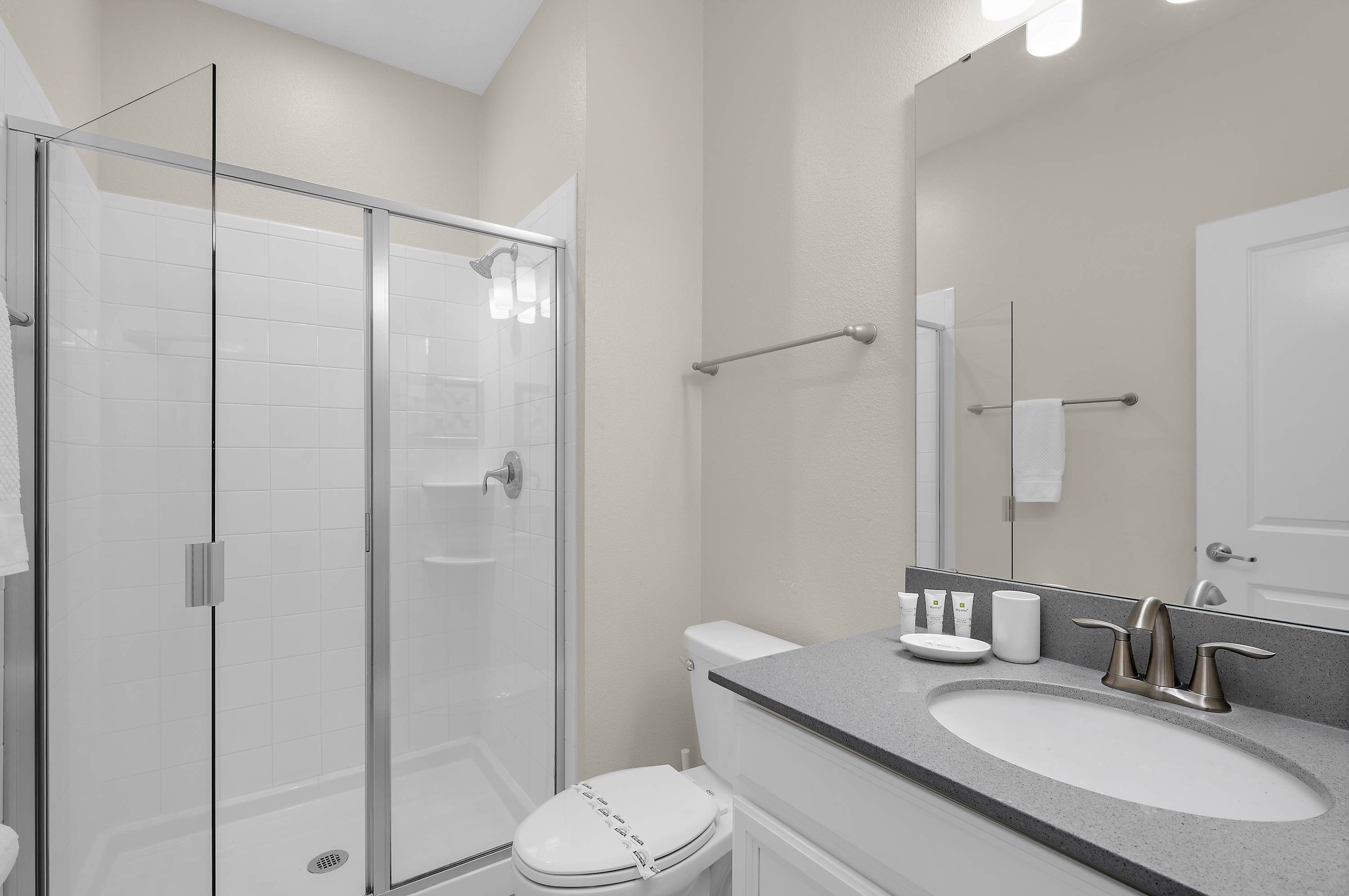 Spacious townhouse w/ pool & gym