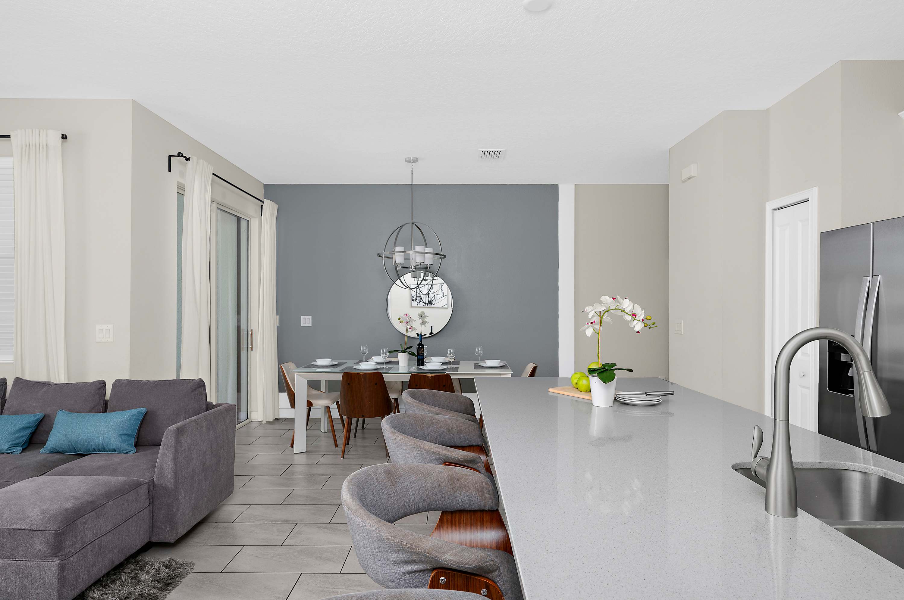 Spacious townhouse w/ pool & gym