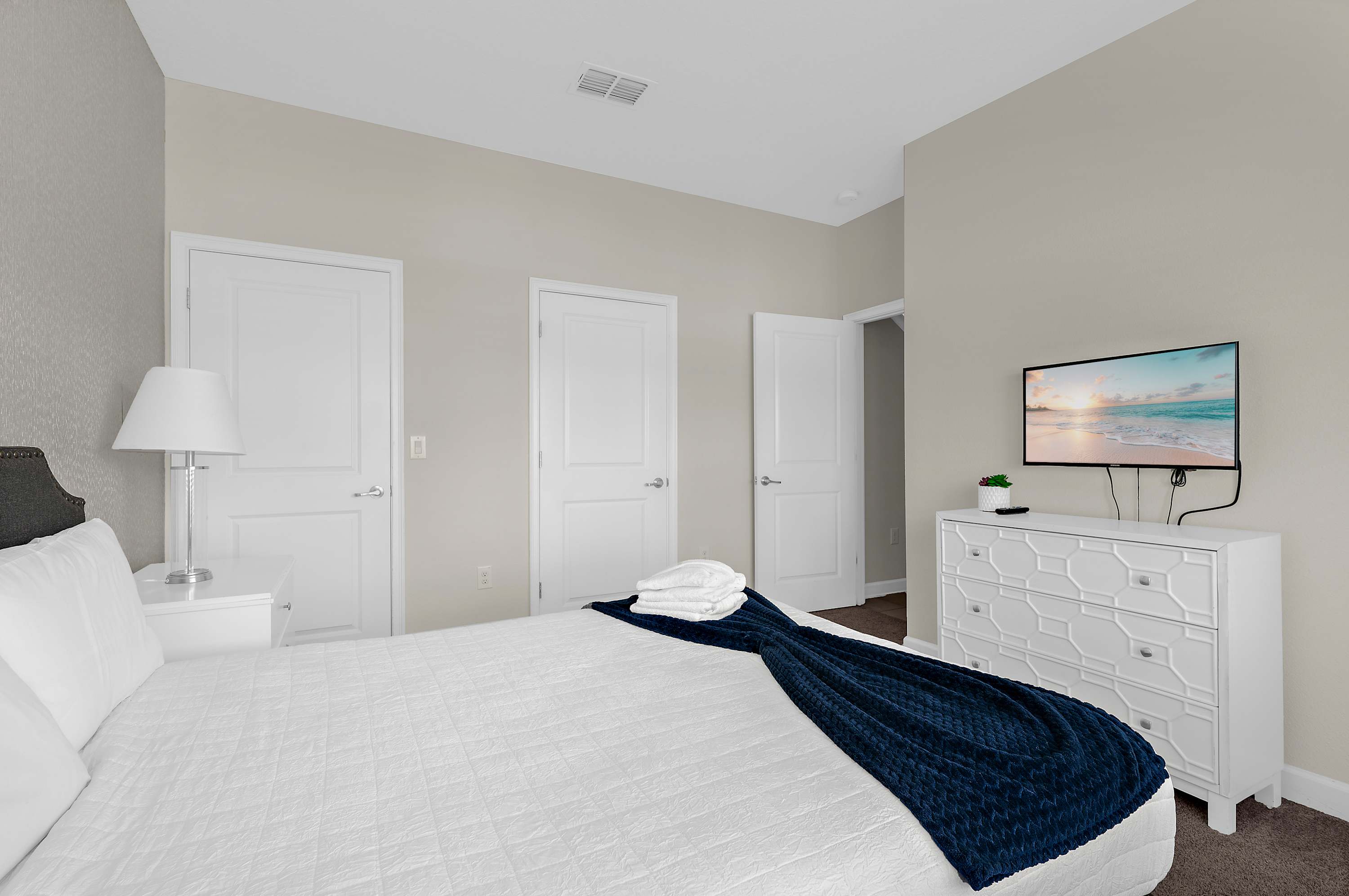Spacious townhouse w/ pool & gym