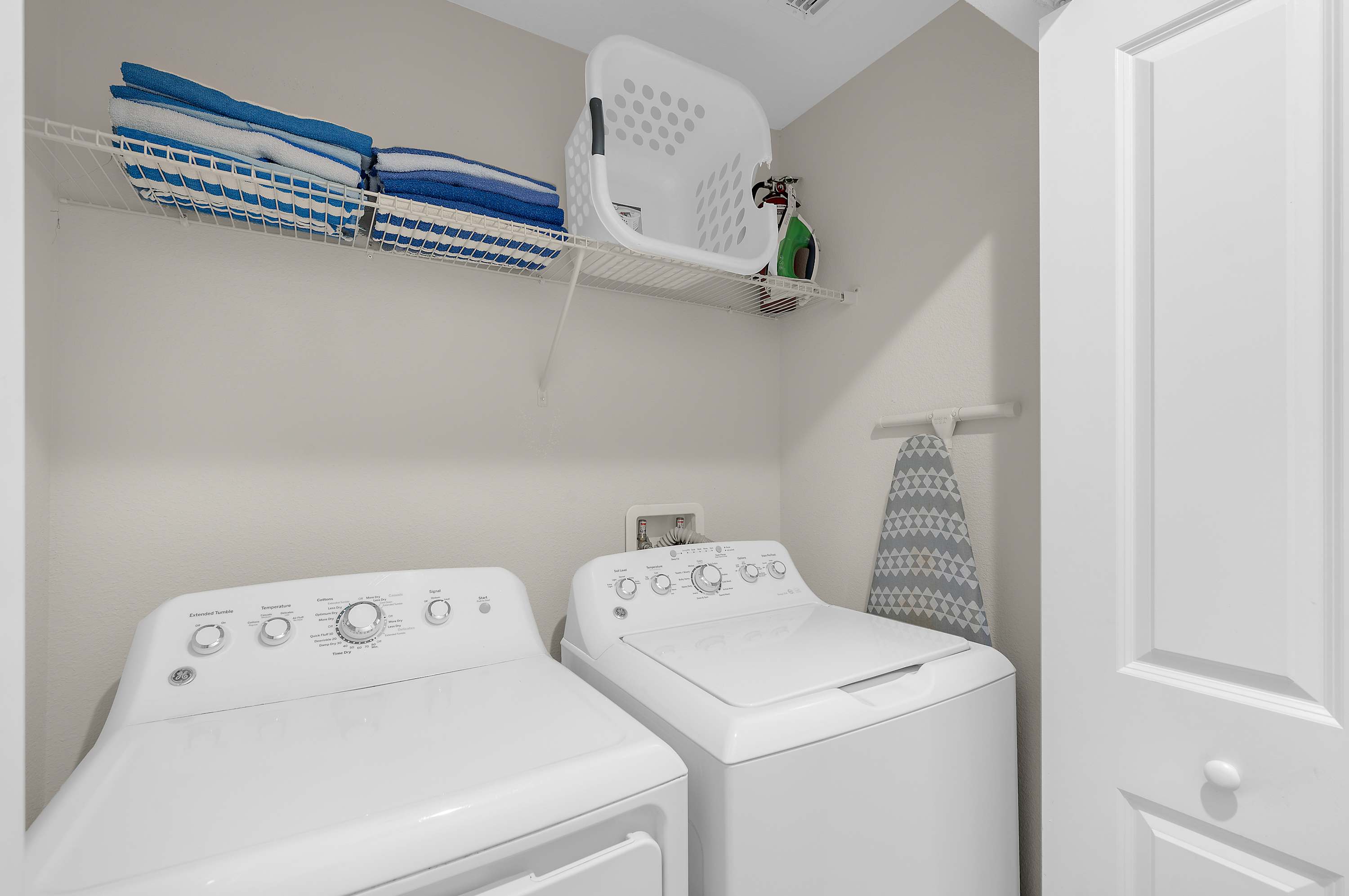 Spacious townhouse w/ pool & gym
