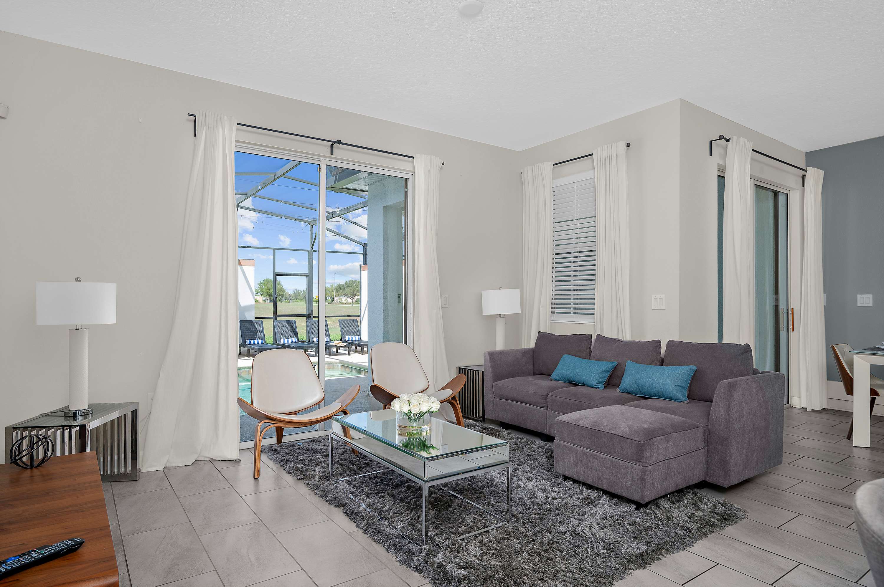Spacious townhouse w/ pool & gym