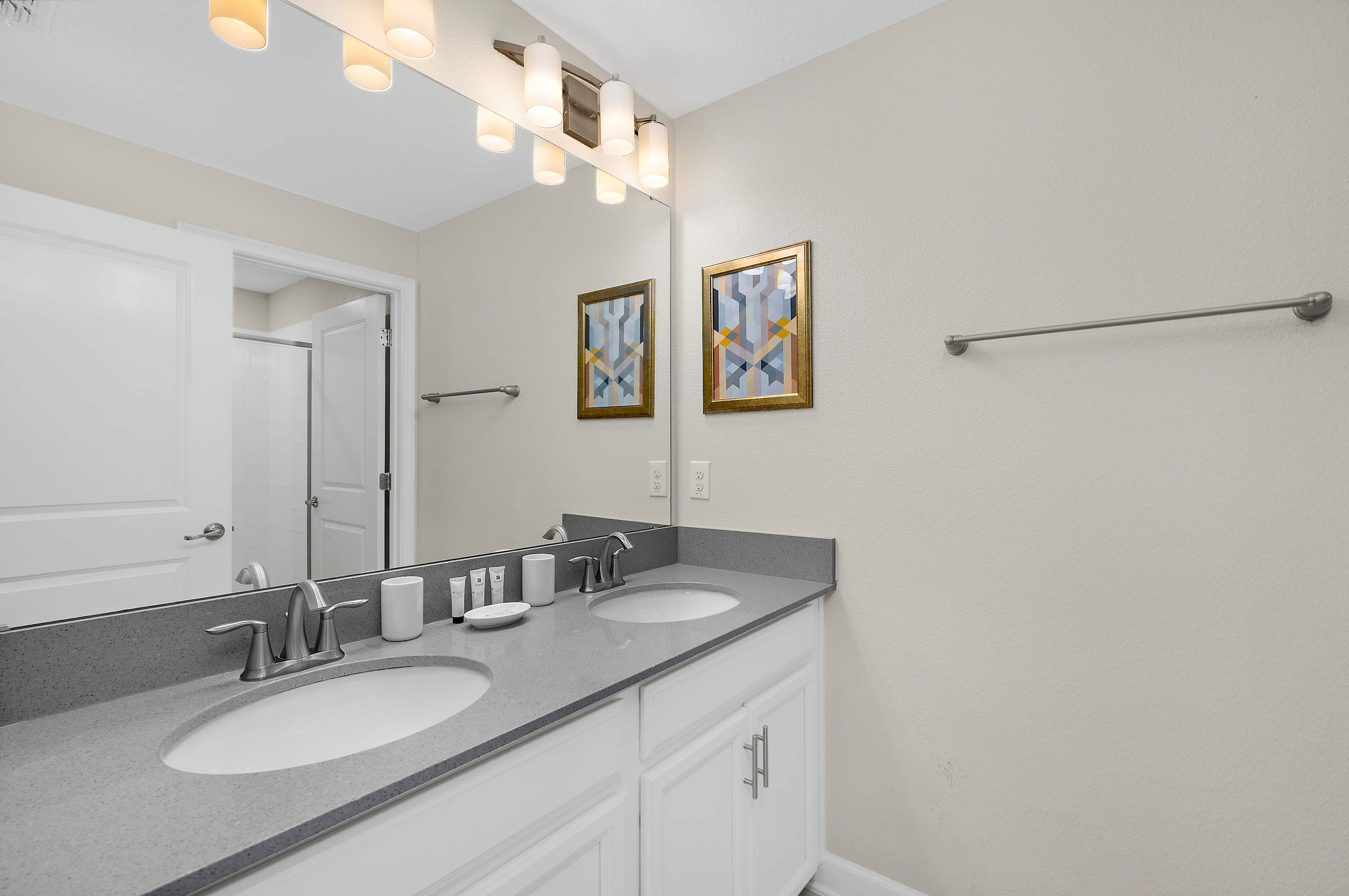 Spacious townhouse w/ pool & gym