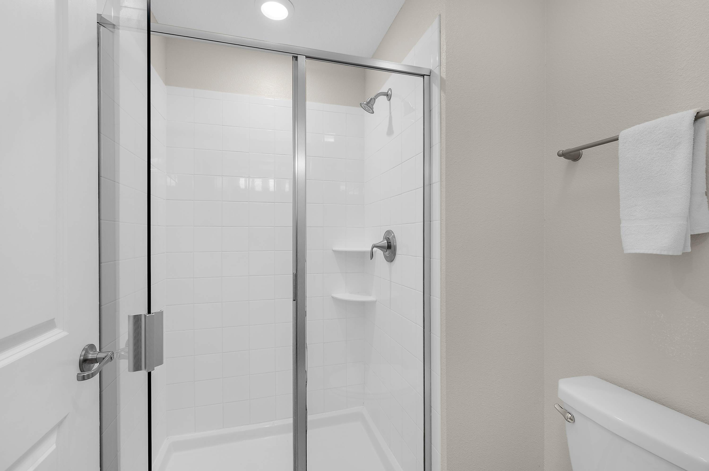 Spacious townhouse w/ pool & gym