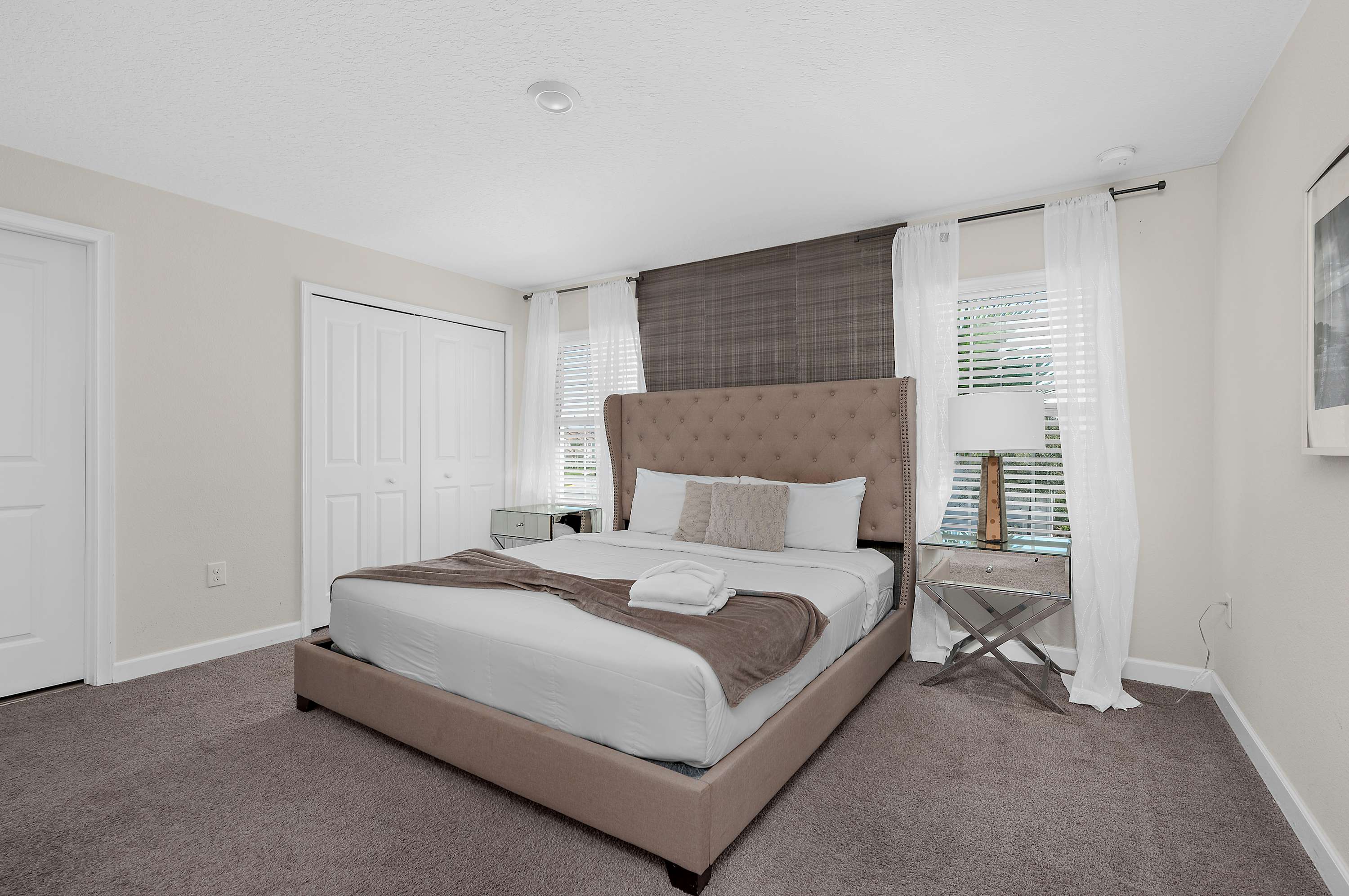 Spacious townhouse w/ pool & gym