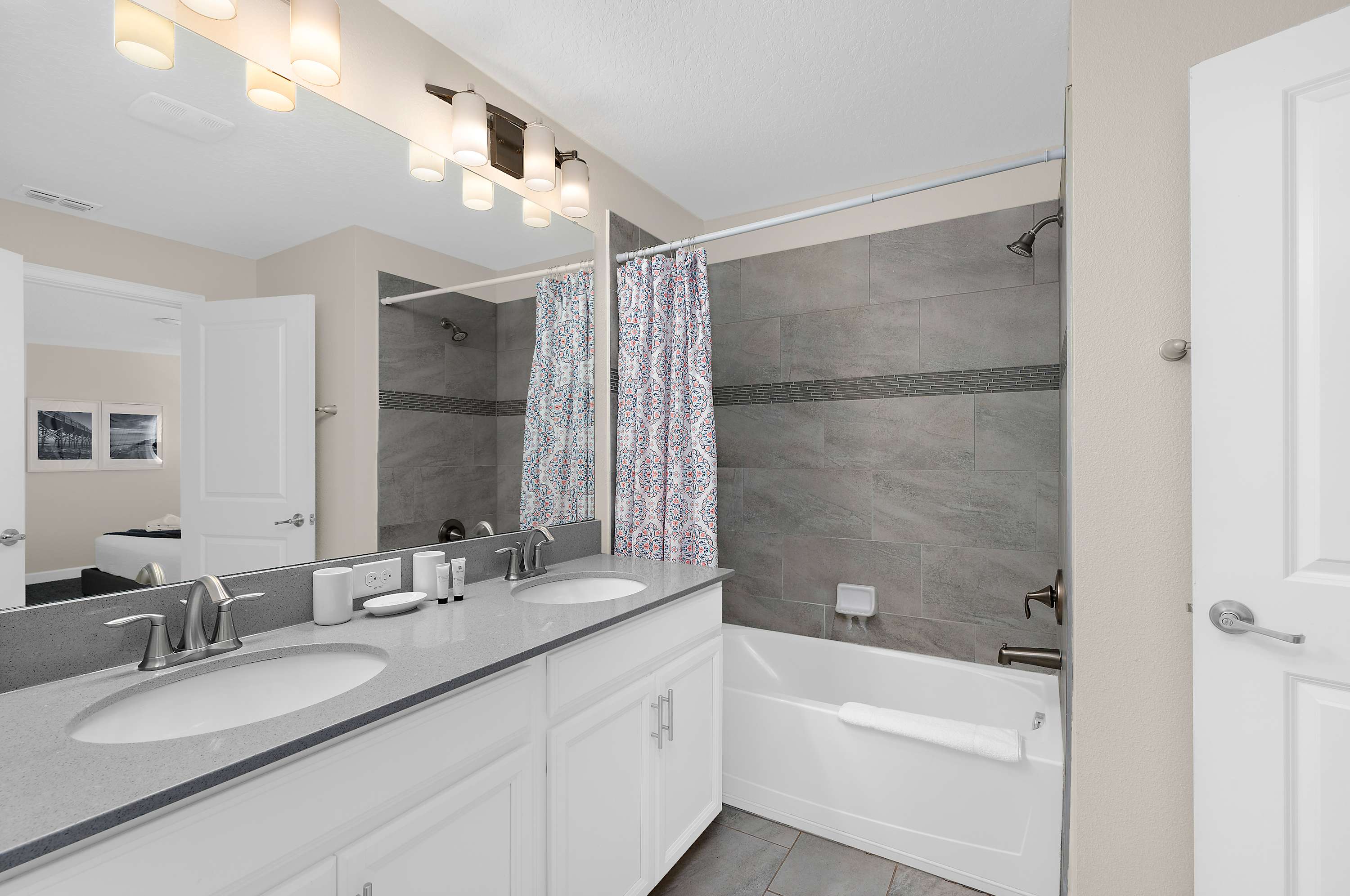 Spacious townhouse w/ pool & gym